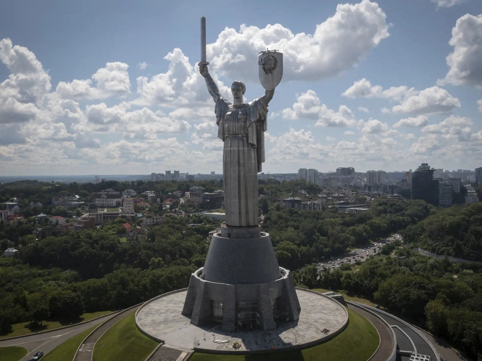 Robotníci odstraňujú štátny znak bývalého Sovietskeho zväzu z obrovskej sochy Matka Vlasť v ukrajinskom hlavnom meste Kyjev  v utorok 1. augusta 2023.