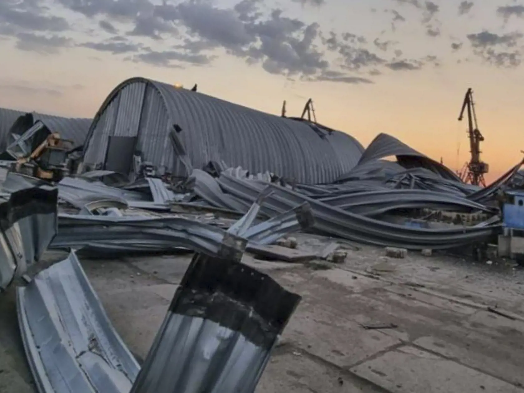 Na snímke sýpka zničená pri nočnom útoku ruského dronu 16. augusta 2023 v prístave neďaleko Odesy.