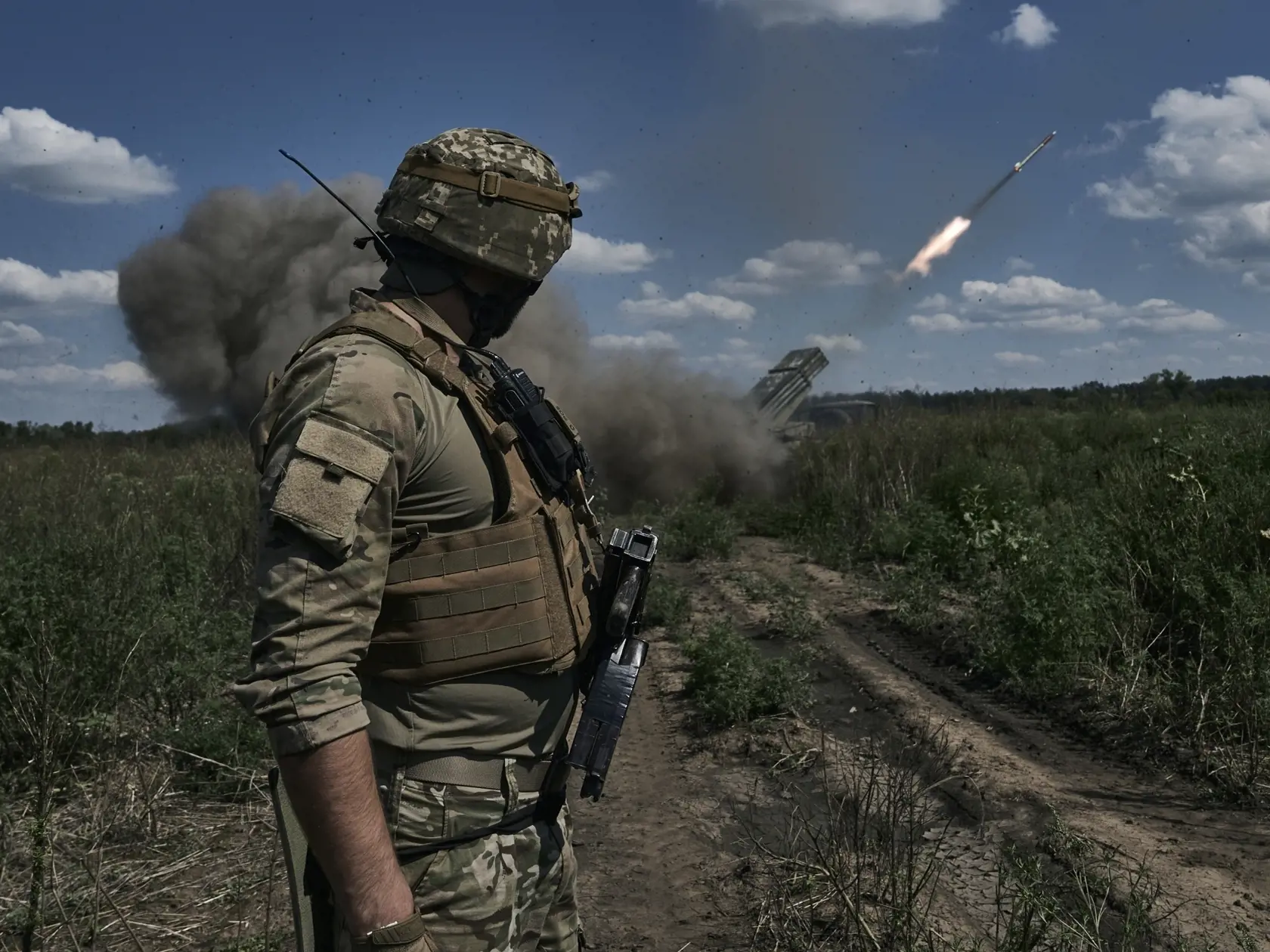 Ukrajinský vojak sleduje raketový systém Grad, korý odpaľuje strely s letákmi neďaleko mesta Bachmut v Doneckej oblasti na východe Ukrajiny v nedeľu 13. augusta 2023.