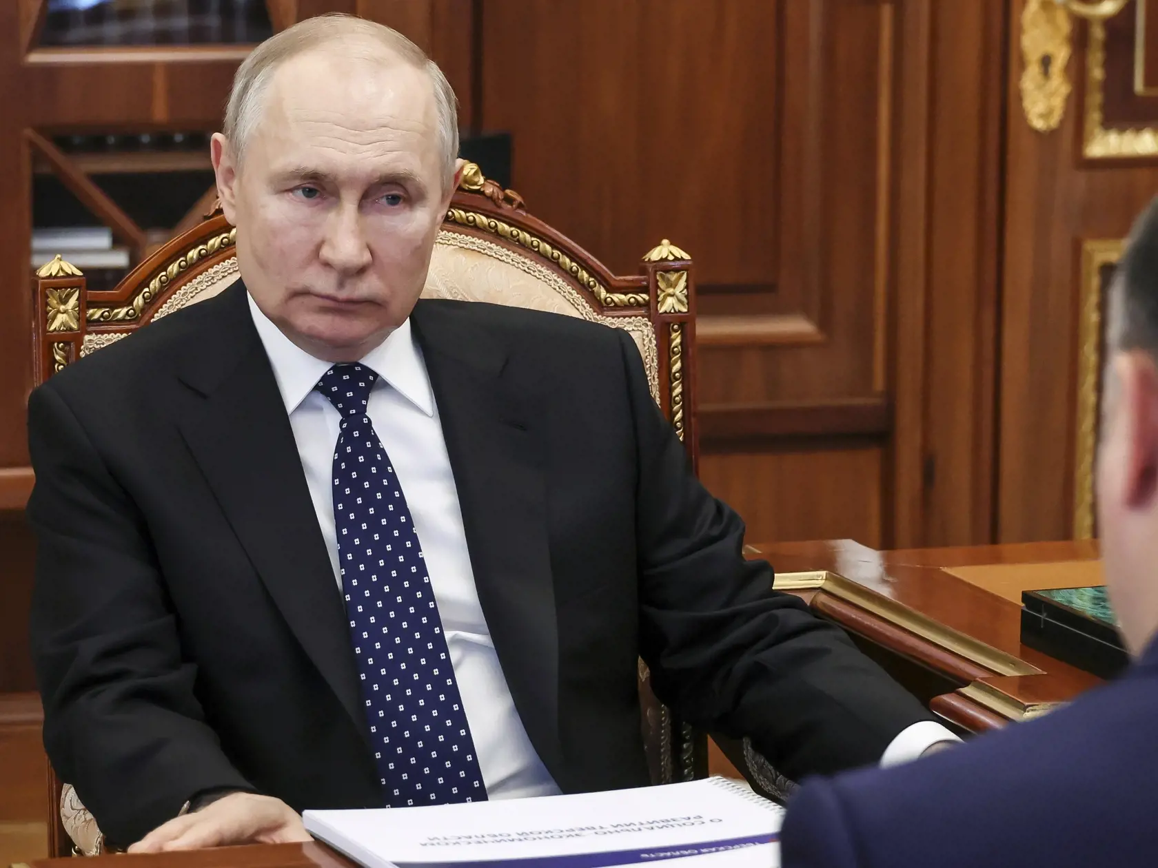Ruský prezident Vladimir Putin (vľavo) počúva guvernéra Tverskej oblasti Igora Rudenju počas ich stretnutia v Kremli v Moskve 9. augusta 2023.