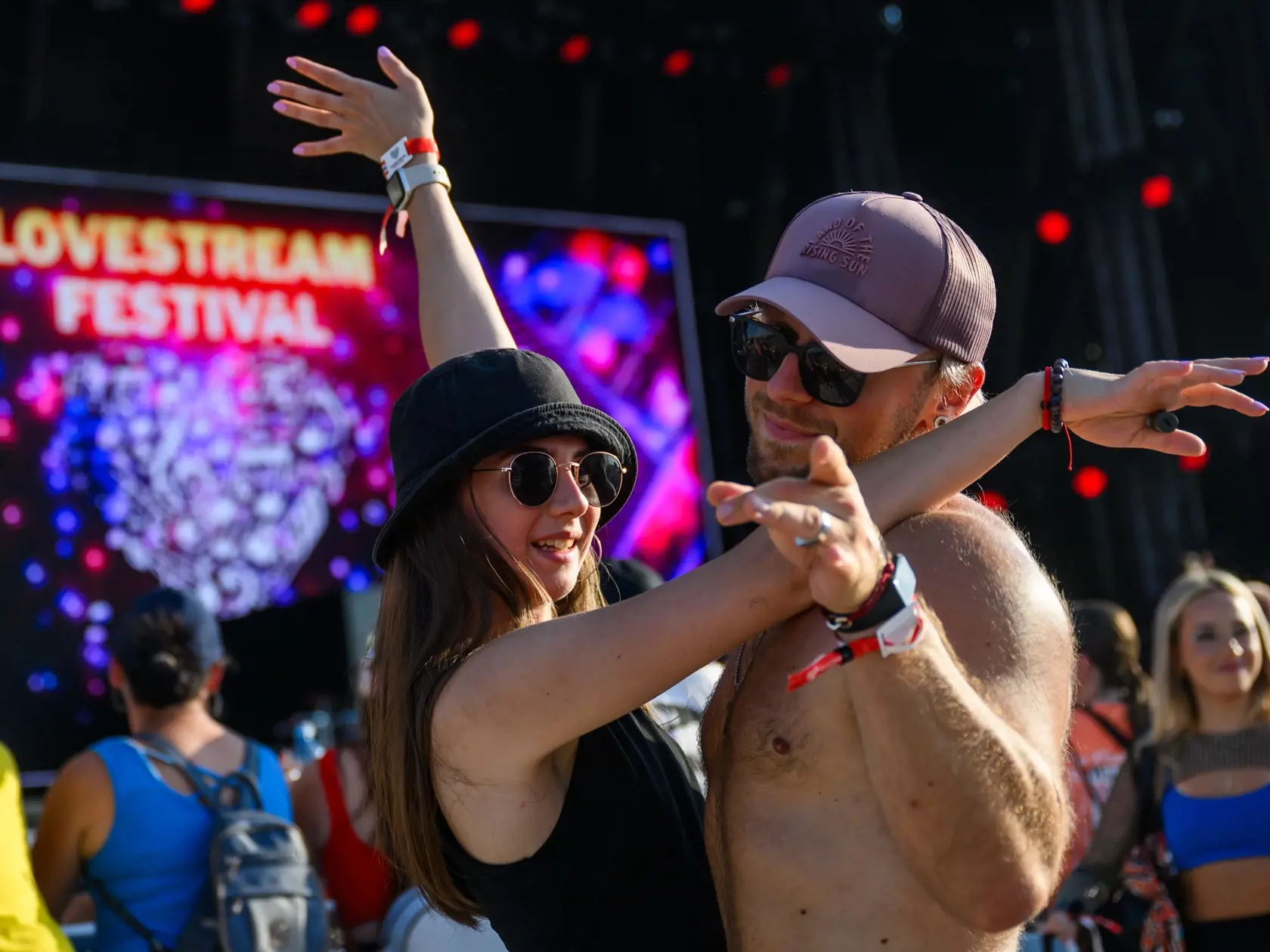 Lovestream festival, najväčšie hudobné podujatie tohto leta, sa začína v piatok popoludní v Bratislave. Na letisku v bratislavských Vajnoroch sa počas troch dní od 16. do 18. augusta predstavia viaceré osobnosti európskej a svetovej hudobnej scény. Brány festivalu sa pre všetkých fanúšikov otvorili v piatok 16. augusta o 12.00 h a zatvoria sa v pondelok 19. augusta o 12.00 h. Na snímke ľudia sa bavia počas prvého dňa 3. ročníka Lovestream festivalu na Starom Vajnorskom letisku v Bratislave.