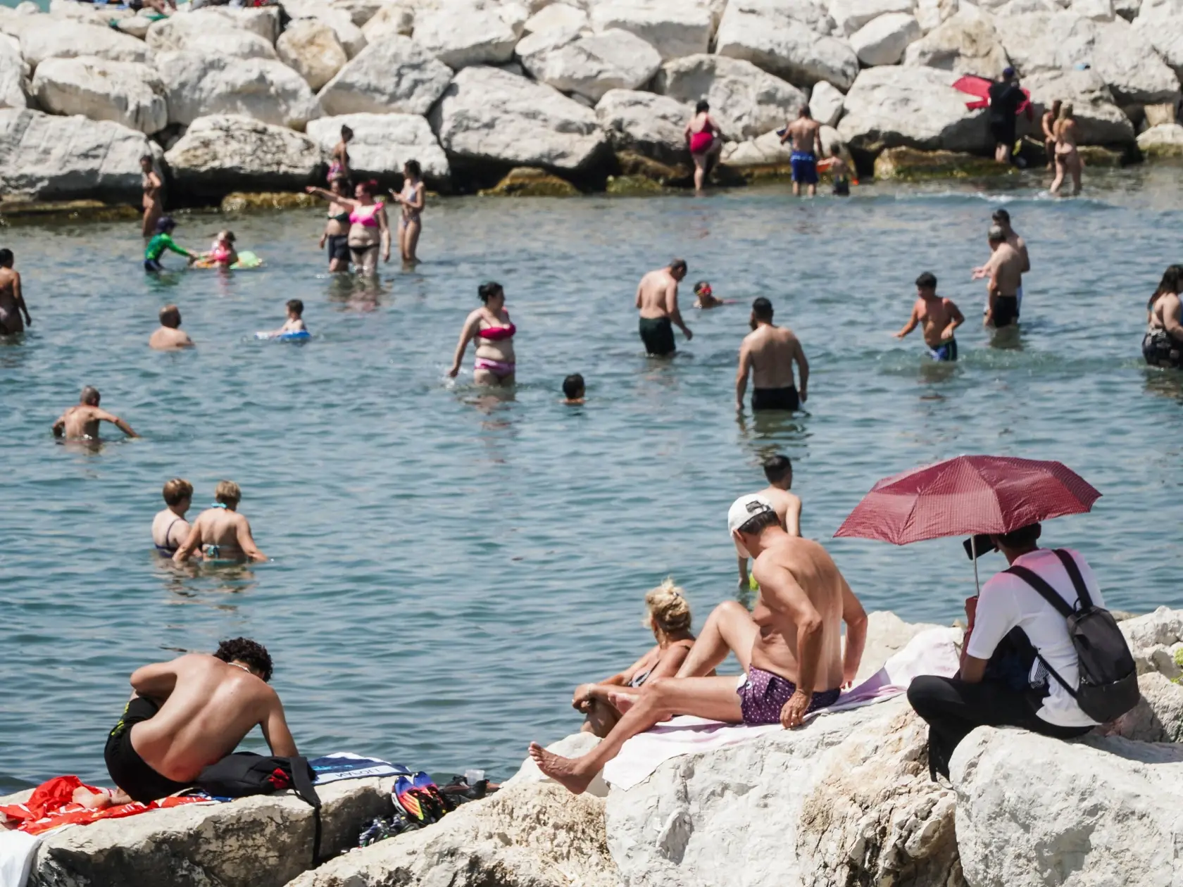 WA 40 Neapol - Ľudia trávia čas na pláži počas horúčav v Neapole na juhu Talianska v nedeľu 9. júla 2023. FOTO TASR/ANSA-Cesare Abbate 

People spend time on the beach and the promenade during a very hot day in Naples, southern Italy, 09 July 2023. The heatwave that is currently baking Italy is expected to peak on next week and some town are set to be on red alert. When a city is on red alert it means the heat is so intense it is a danger to the health of the general population and not just the 