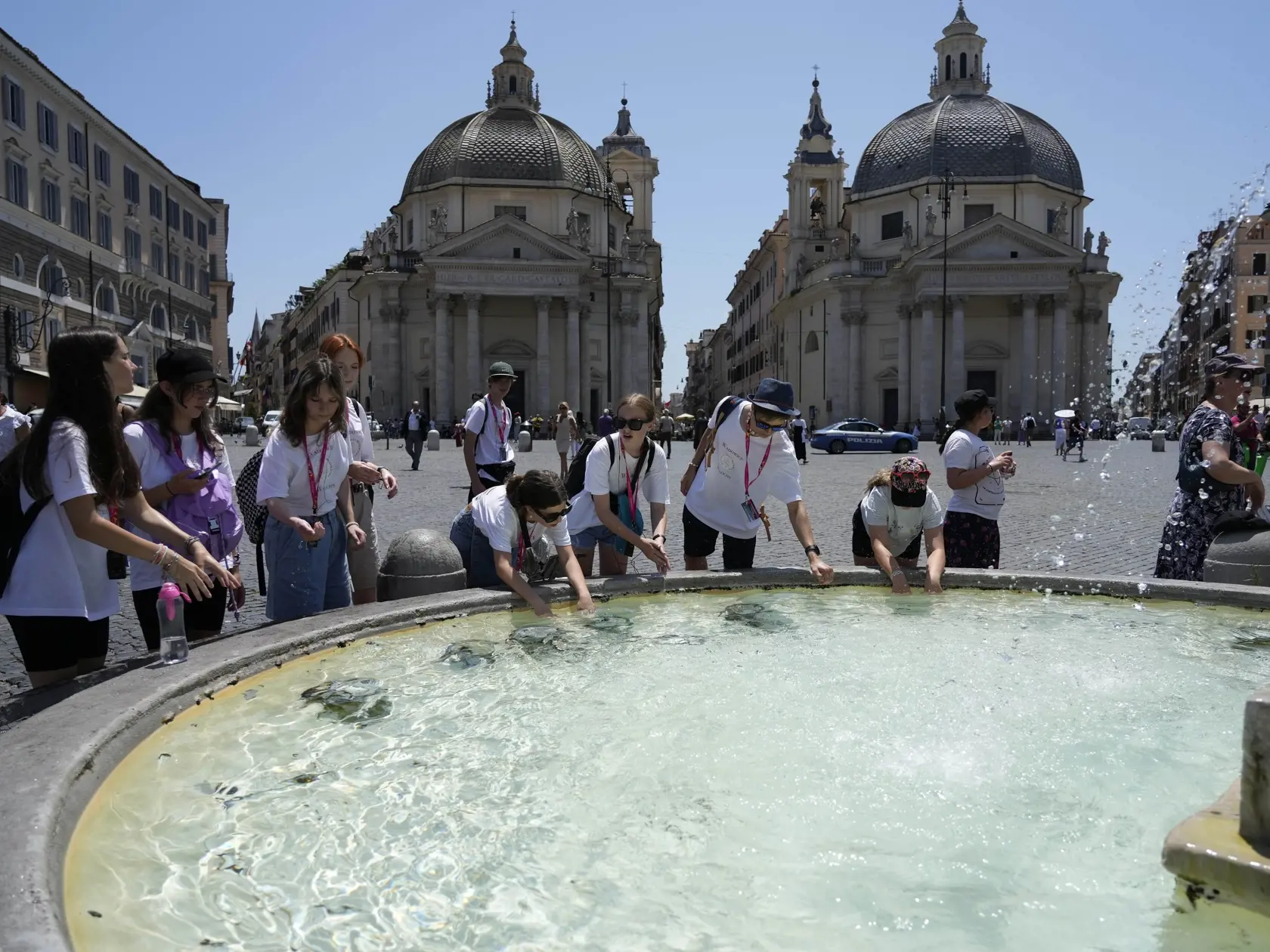 JB 36 Rím - Ľudia sa osviežujú pri fontáne počas horúceho dňa na námestí  Piazza del Popolo v centre Ríma 6. júla 2023. Teploty sa vyšplhajú cez víkend v niektorých oblastiach Talianska na 45 stupňov Celzia. FOTO TASR/AP 

People cool off during a hot summer day at Rome's Piazza del Popolo Square, Thursday, July 6, 2023. According to weather forecasts temperatures are expected to rise on the upcoming weekend reaching in some part of the country 45 Celsius degrees (113 Fahrenheit). (AP Photo/Ales