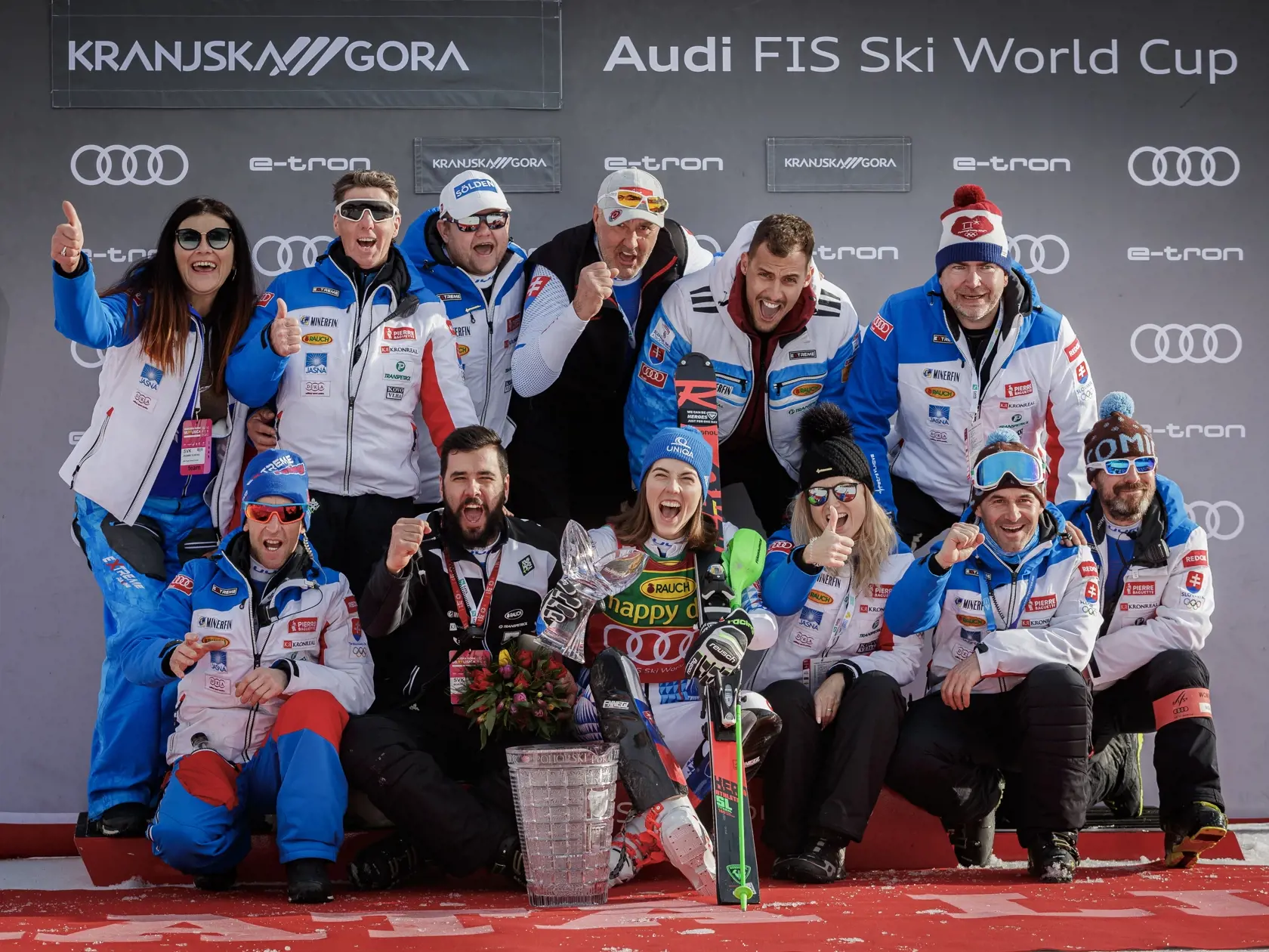 Na snímke Petra Vlhová s tímom v cieli druhého kola pretekov slalomu Svetového pohára v alpskom lyžovaní žien v Kranjskej Gore.