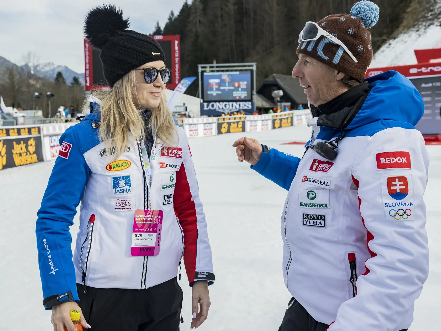 Na snímke Livo Magoni a Petra Zorvan (za slobodna Hudecová) v cieli druhého kola pretekov obrovského slalomu Svetového pohára v alpskom lyžovaní žien v Kranjskej Gore.