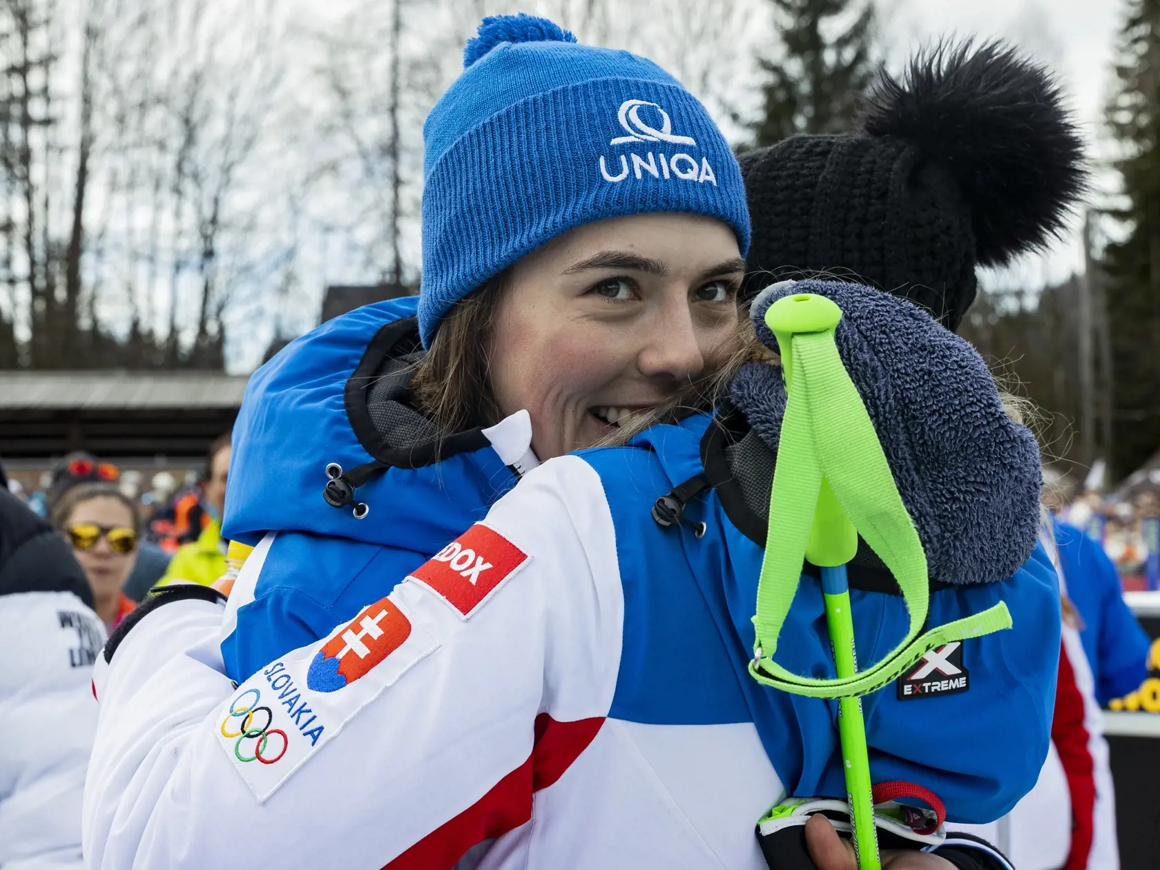 Na snímke Petra Vlhová a Petra Zorvan (za slobodna Hudecová) v cieli druhého kola pretekov obrovského slalomu Svetového pohára v alpskom lyžovaní žien v Kranjskej Gore.