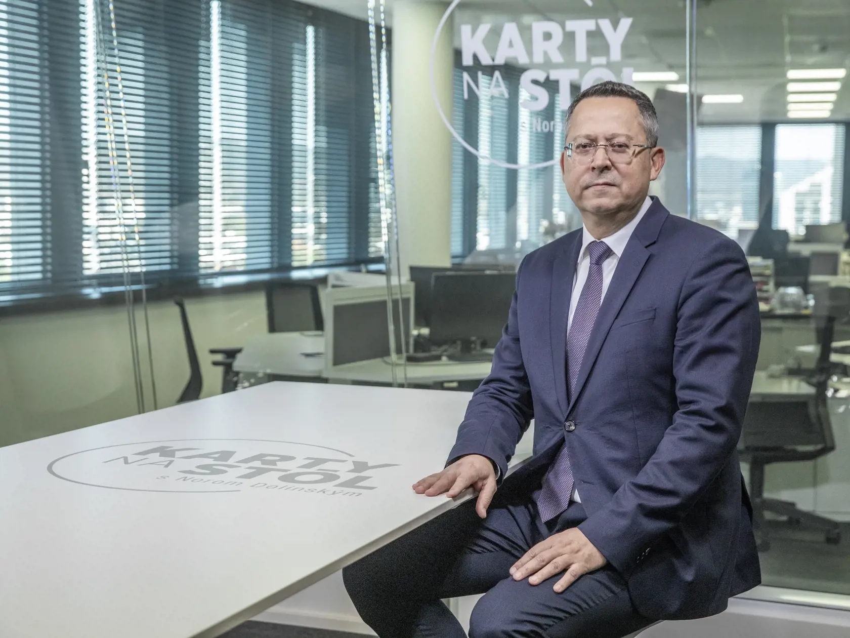 Na snímke je diskusná relácia "Karty na stôl", ktorej hosťom bol minister financií Ladislav Kamenický.