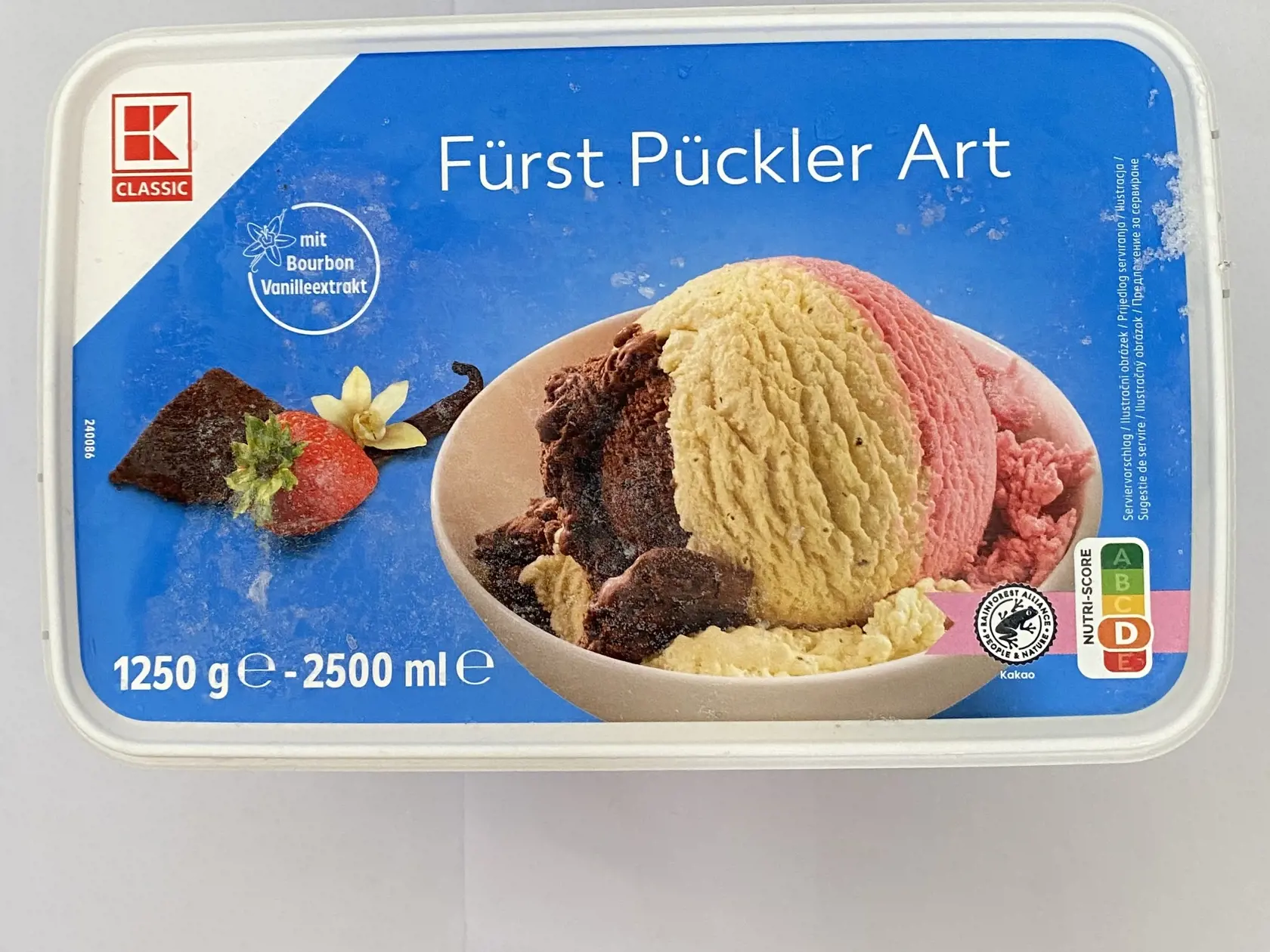 7. Kaufland - mrazený krém 4,99€: Znova vidíme kombináciu mlieka, jednoduchého cukru, rastlinného tuku, stabilizátorov a emulgátorov. Trochu vyššie skóre pridáva jahodový pretlak, kakaový prášok a extrakt z vanilky, ale z hľadiska výživovej hodnoty to tiež neurobí veľké zázraky.