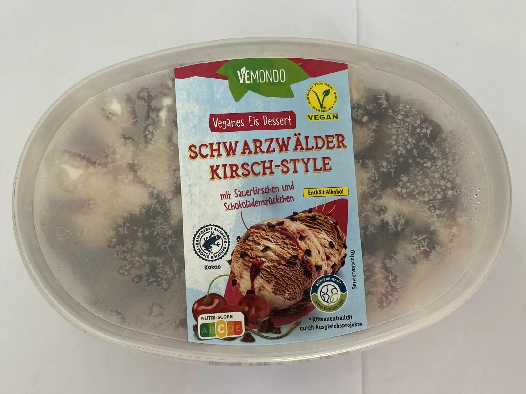 3. Vegánska zmrzlina - višňa 2,99€: Už na prvý pohľad je jasné, že sa jedná o vysoko spracovaný produkt, pretože v zložení vidíme veľa zložiek. Neplatí pravidlo, že všetko to, čo je veganské, je aj zdravé. (Tým ale ani netvrdím, že vegánske jedlo je nezdravé, musí byť ale kvalitné.). Táto zmrzlina je kombináciou rôznych cukrov, tukov a stabilizátorov, osobne by som sa jej radšej vyhla.