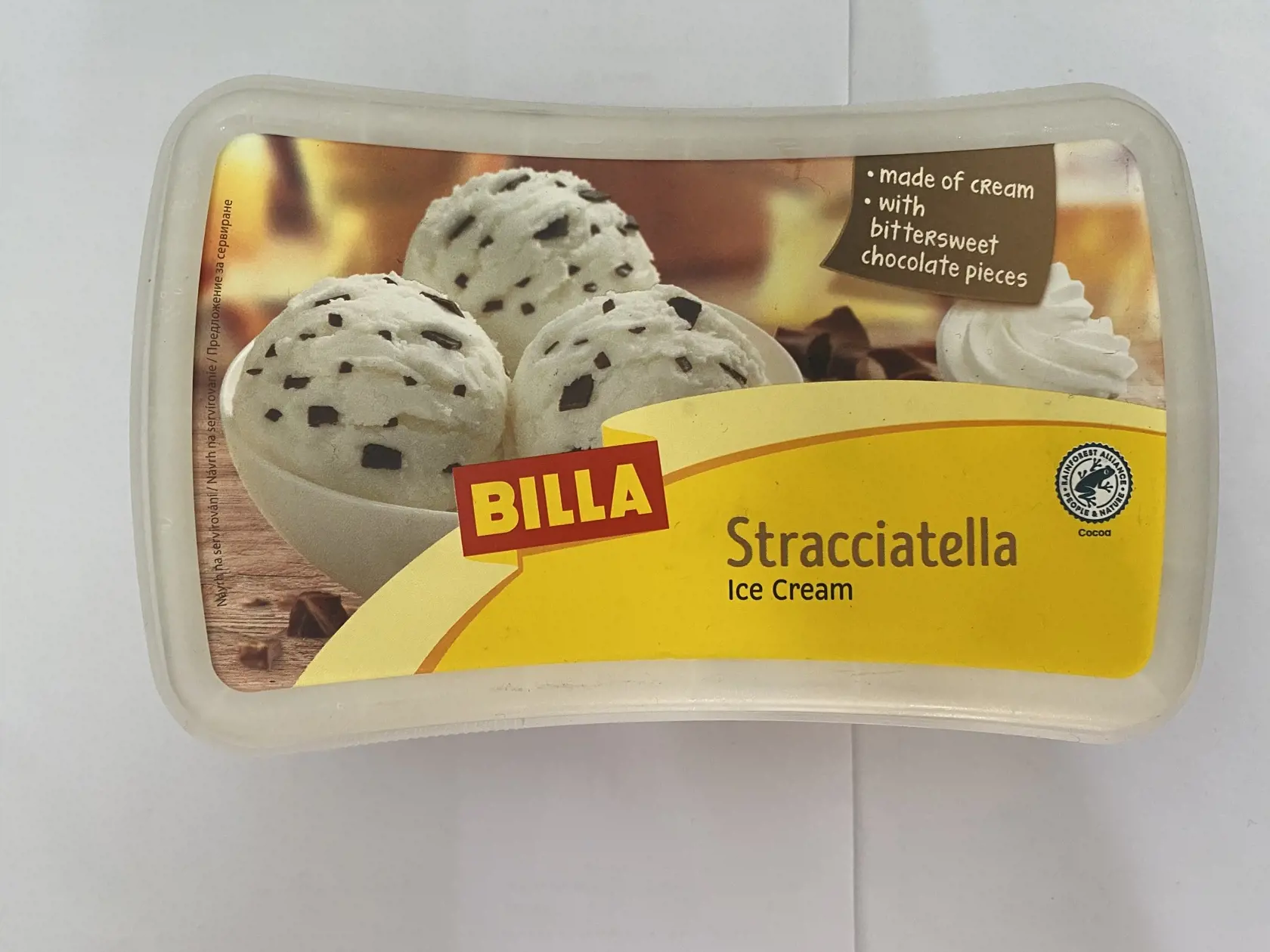 2. Billa Stracciatella 2,79€: Hlavnými zložkami tejto zmrzliny sú mlieko a smotana, ktoré v primeranom množstve nijak neuškodia. Ďalej nájdeme v zložení cukor v rôznych formách (klasický cukor, glukózovo-fruktózový sirup, glukózový sirup). Aj napriek rozličným názvom, stále sa jedná o jednoduchý cukor. Znova tu nachádzame stabilizátory a emulgátory, ktoré nám zo zdravotného hľadiska nič neprinesú. Kakaové maslo a syrovátka sú v poriadku, avšak stále sa jedná o vysokospracovanú potravinu.