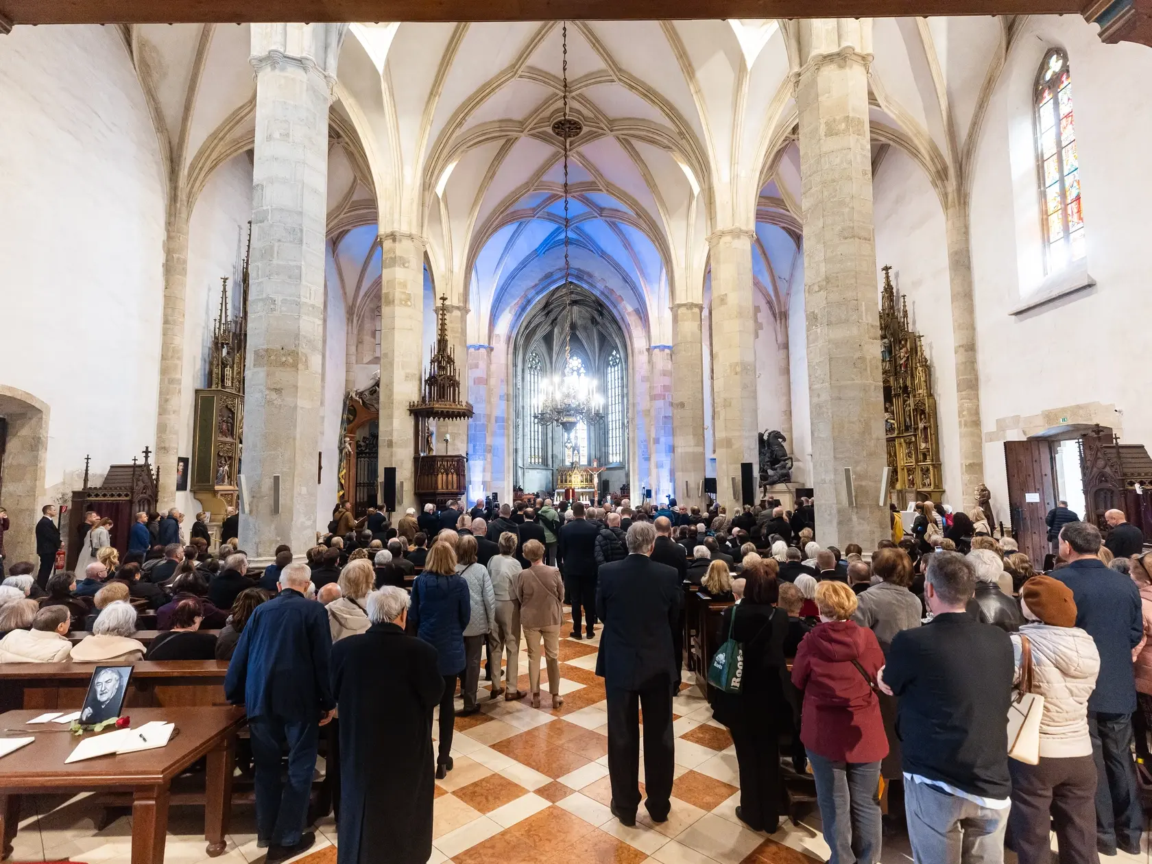 Posledná rozlúčka s hercom Štefanom Kvietikom za účasti rodiny aj verejnosti v Katedrále sv. Martina v Bratislave.
