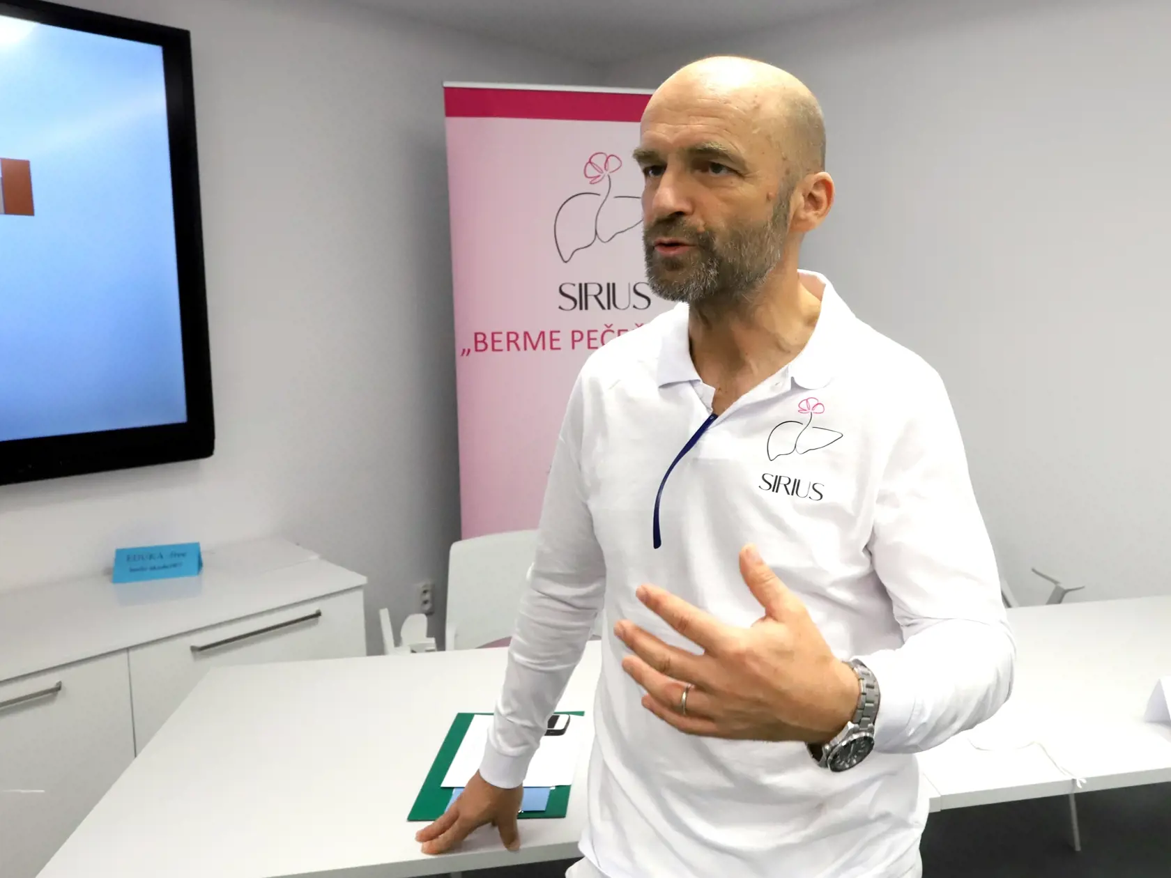 Na snímke prednosta II. Internej kliniky SZU Ľubomír Skladaný počas tlačovej konferencie vo vzdelávacom centre EDUKA vo FNsP F.D. Roosevelta Banská Bystrica 22. augusta 2022. Fakultná nemocnica s poliklinikou F. D. Roosevelta Banská Bystrica v úzkej spolupráci so Slovenskou hepatologickou spoločnosťou rozbieha na rôznych miestach Slovenska SIRIUS - preventívny skríning pečene, ktorého cieľom je odhaliť ochorenie pečene vo včasnom štádiu, kedy je ešte liečiteľné. FOTO TASR - Ján Krošlák