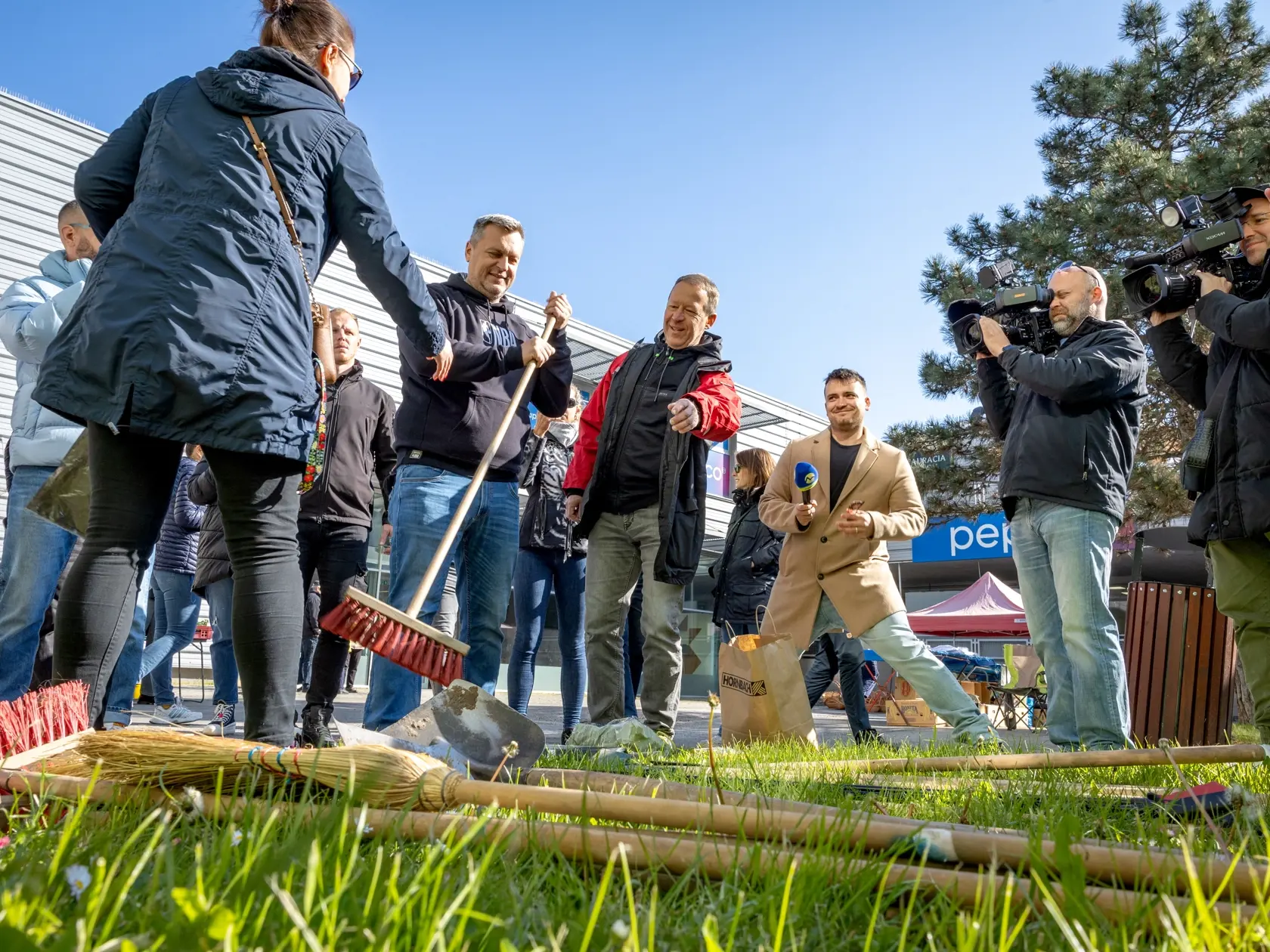 Podpredseda NR SR Andrej Danko v rámci Dňa Zeme pomphal s upratovaním verejného priestranstva pred nákupným centrom Saratov v bratislavskej Dúbravke. Symbolicky tak odčinil aj zničený semafor, ktorý poškodil pri dopravnej nehode.
