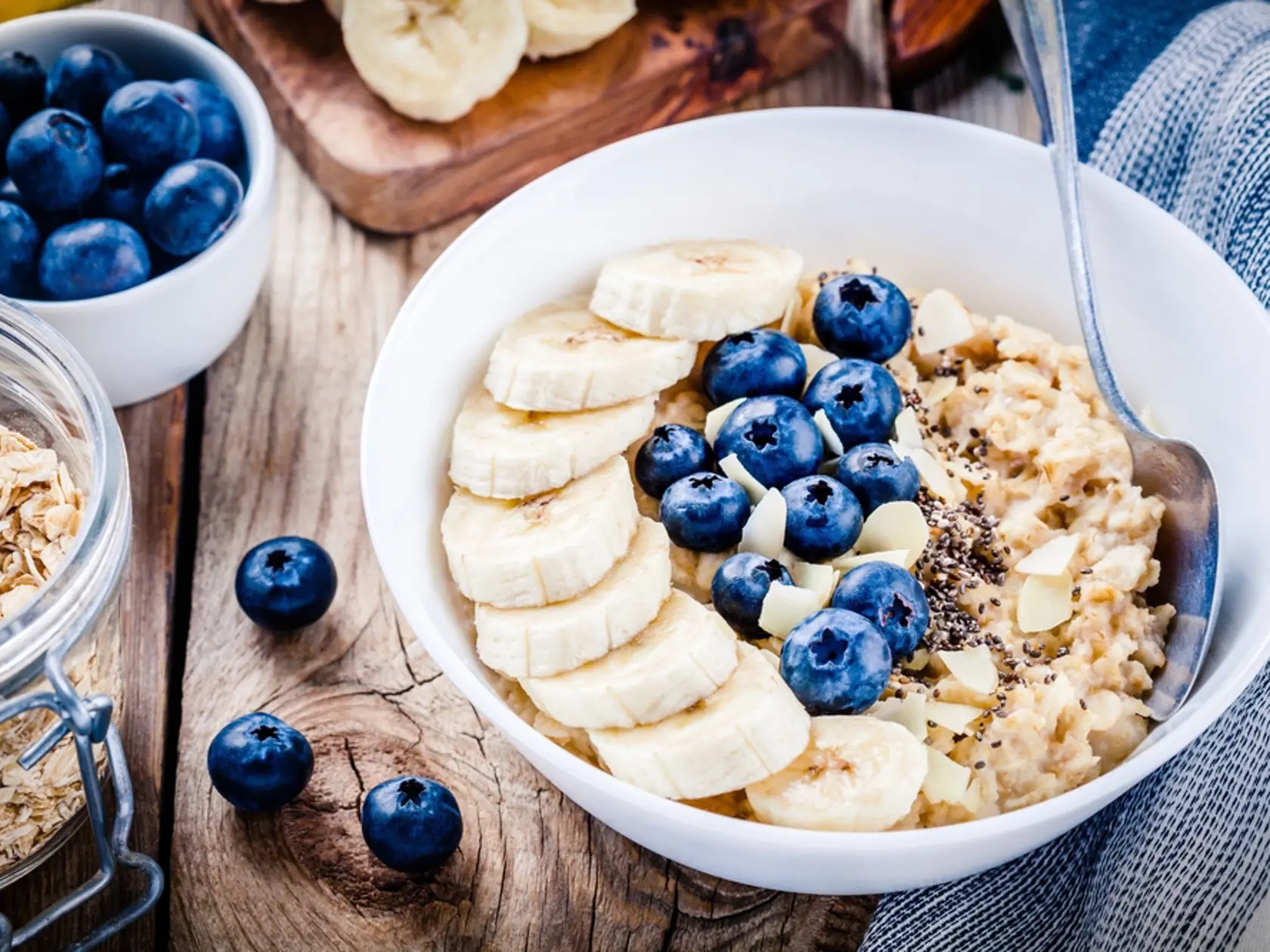 Breakfast:,Oatmeal,With,Bananas,,Blueberries,,Chia,Seeds,And,Almonds.,Selective