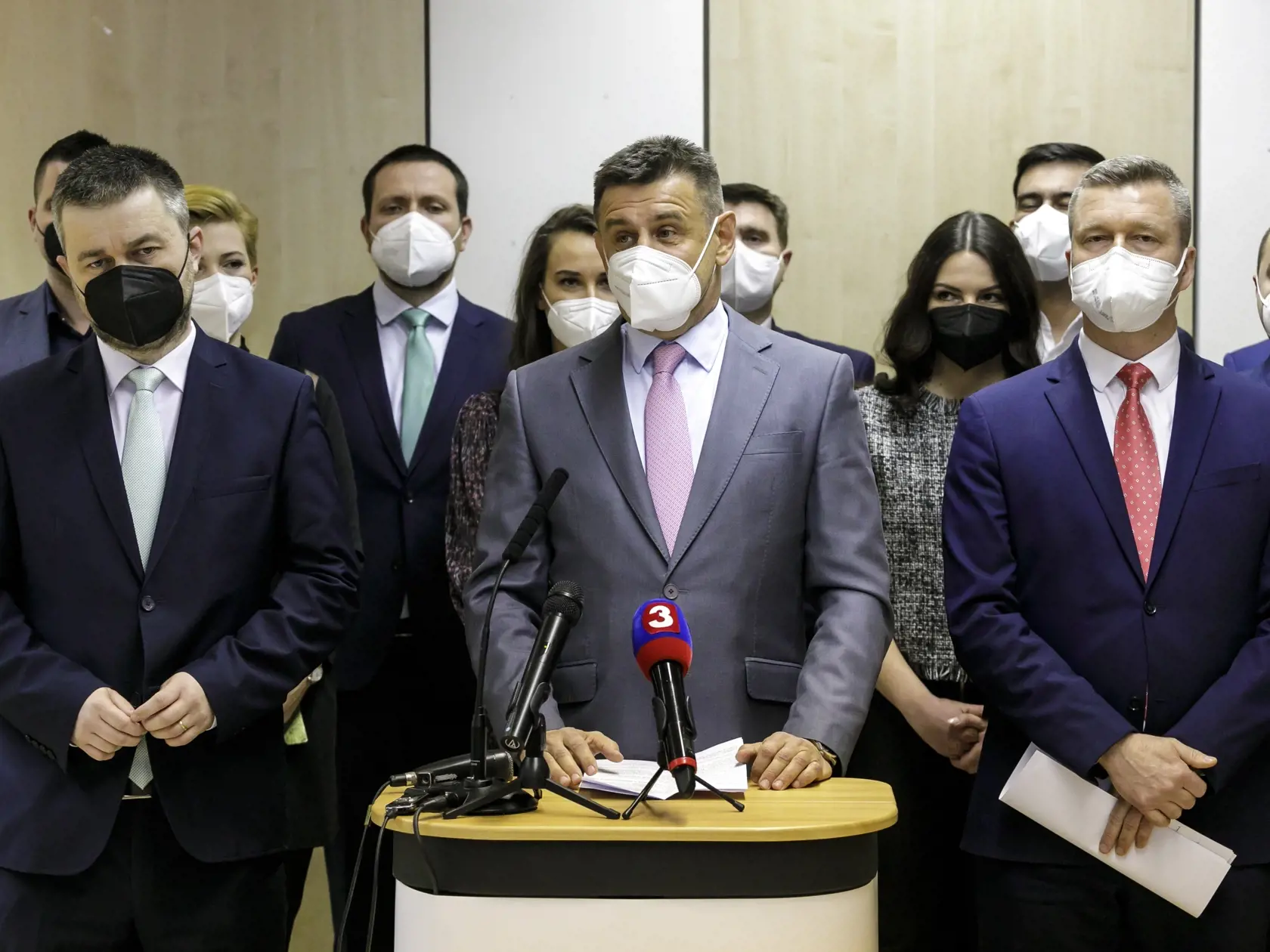 Prechod na prísnejšie opatrenia je logický a už dávno bol potrebný. Vyhlásil to László Sólymos. Vláda sa podľa neho snaží vyskočiť na vlak, ktorý dávno ušiel. (Ilustračná fotografia)
