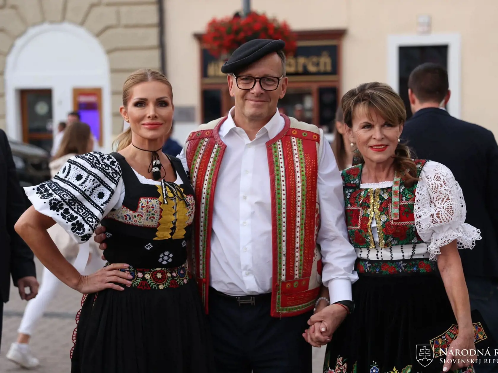 Predseda hnutia Sme rodina Boris Kollár a poslankyňa Petra Krištúfková (vľavo) na 5. ročníku Slovenského dňa kroja.