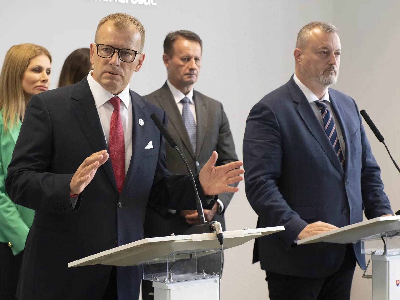 Na snímke vľavo predseda Národnej rady SR Boris Kollár a vpravo minister práce, sociálnych vecí a rodiny SR Milan Krajniak počas spoločnej tlačovej konferencie k druhému balíku inflačnej finančnej pomoci pre vybrané skupiny obyvateľov 25. augusta 2022 v Bratislave. FOTO TASR - Pavel Neubauer

