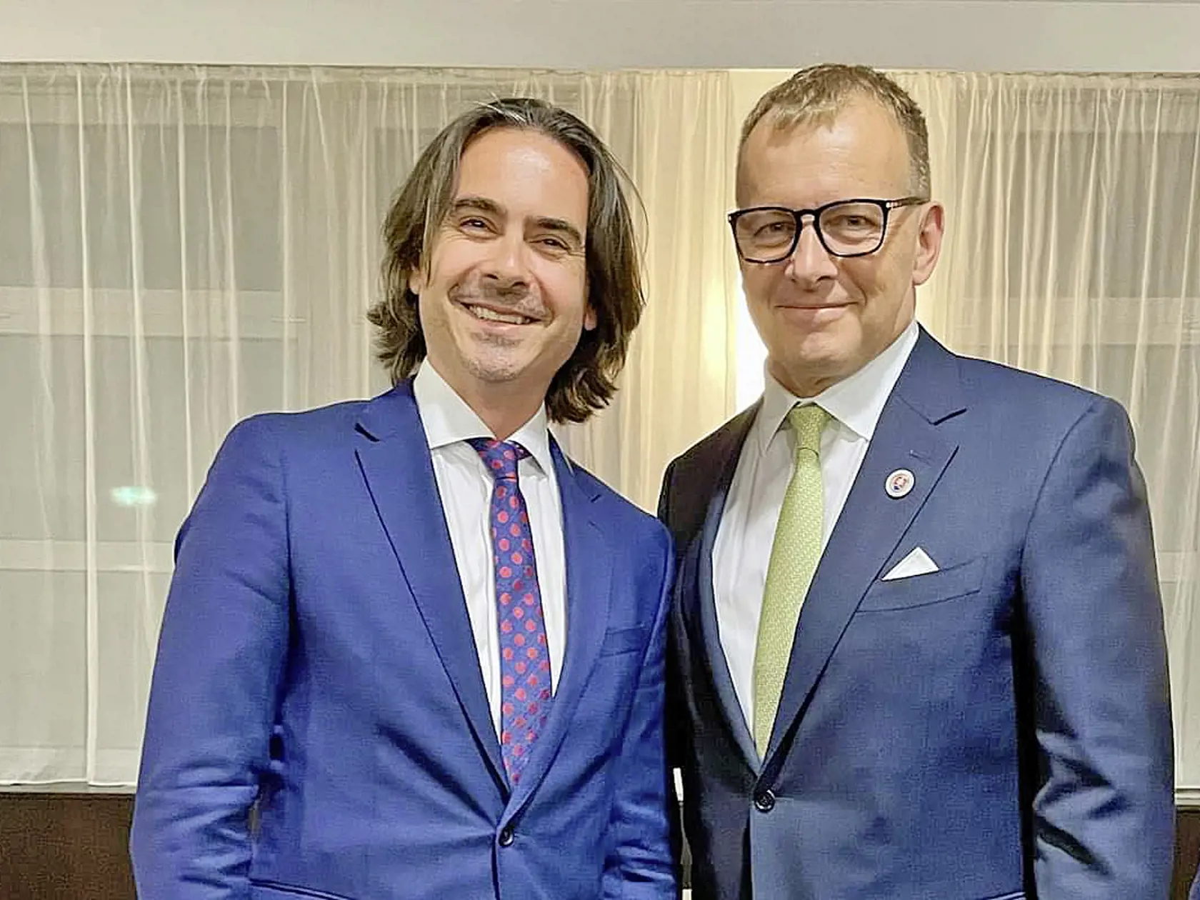 Na oslave sa objavil aj Boris Kollár, na zábere s riaditeľom divadla Matejom Drličkom.