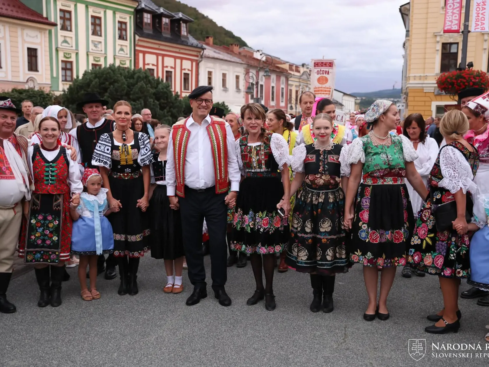 Banská Bystrica sa opäť premenila na miesto plné slovenských zvykov, tradícií, ľudovej hudby a krásnych krojov. Rozlúčiť sa s končiacim letom a užiť si krásne vystúpenia slovenských umelcov si prišli aj náš predseda Boris Kollar spolu s poslancami Petra Krištúfková a Igor Kašper. 