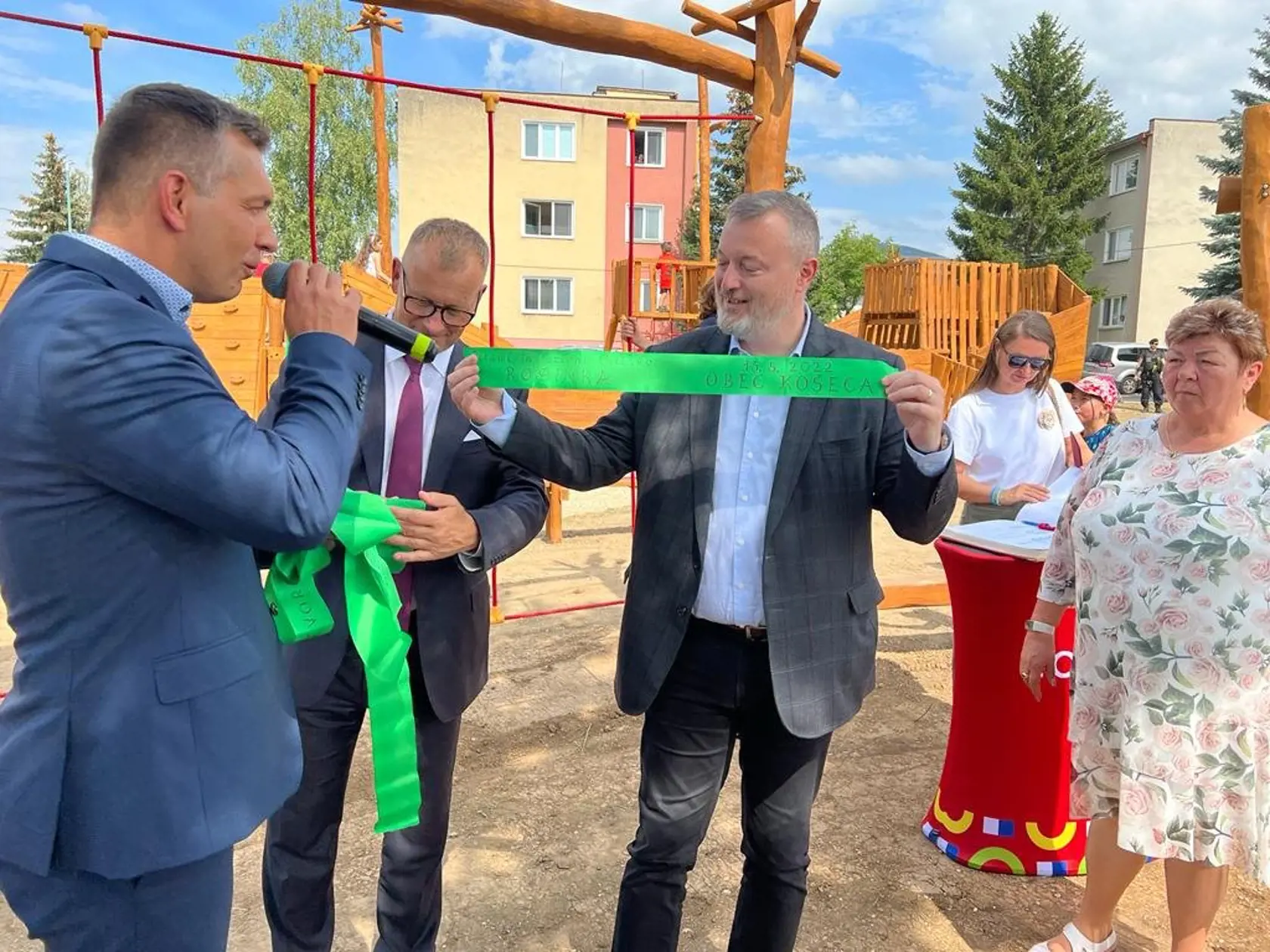 Minister práce Milan Krajniak cez víkend spolu s predsedom parlamentom a šéfom Sme rodiny Boriskom Kollárom vycestoval do obce Košeca (okres Ilava), aby tam spolu otvorili nové detské ihrisko.