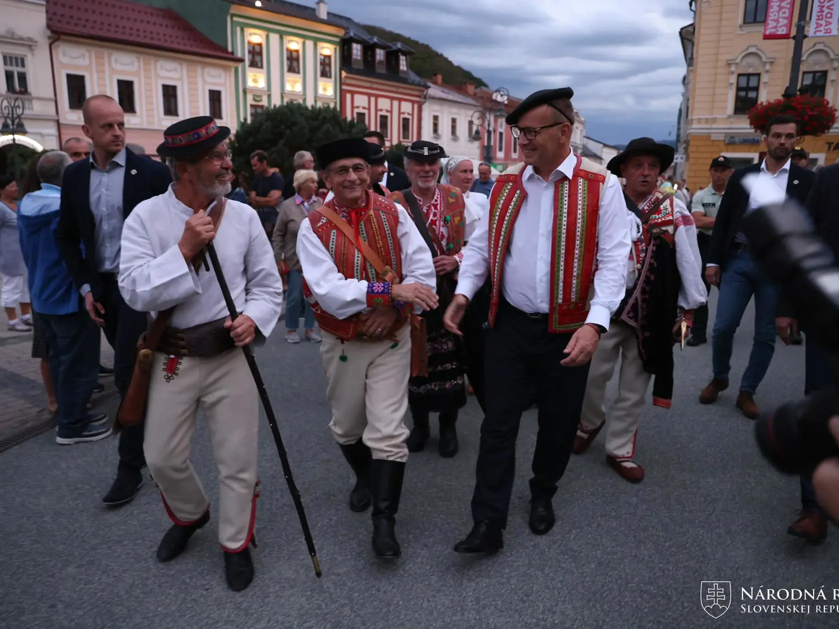 Banská Bystrica sa opäť premenila na miesto plné slovenských zvykov, tradícií, ľudovej hudby a krásnych krojov. Rozlúčiť sa s končiacim letom a užiť si krásne vystúpenia slovenských umelcov si prišli aj náš predseda Boris Kollar spolu s poslancami Petra Krištúfková a Igor Kašper. 