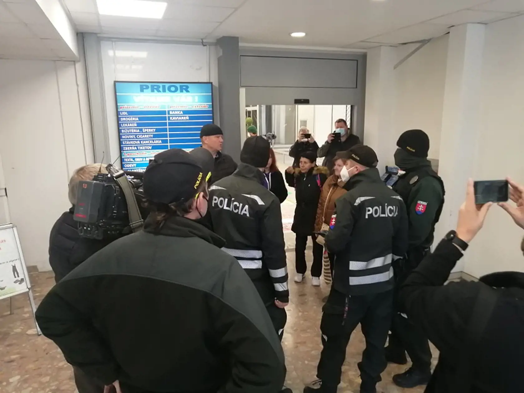Do piešťanského supermarketu sa opäť snažili vojsť antirúškari a zablokovať pokladne.