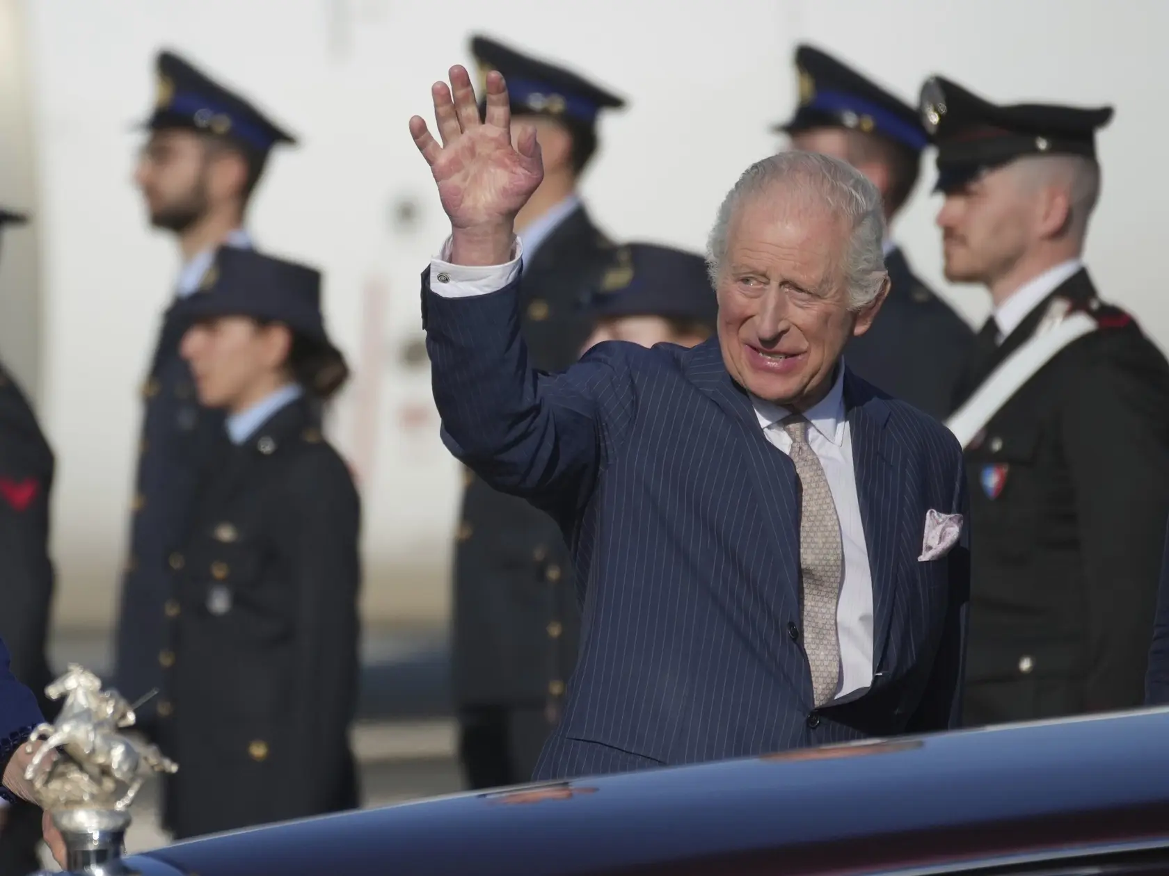 Britský kráľ Karol III. s manželkou Kamilou pristáli na rímskom letisku Ciampino.
