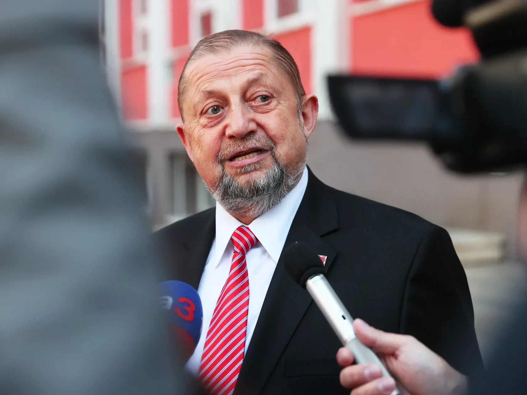 Na snímke je  kandidát na prezidenta Štefan Harabin s rodinou  pri volbách 2024.
