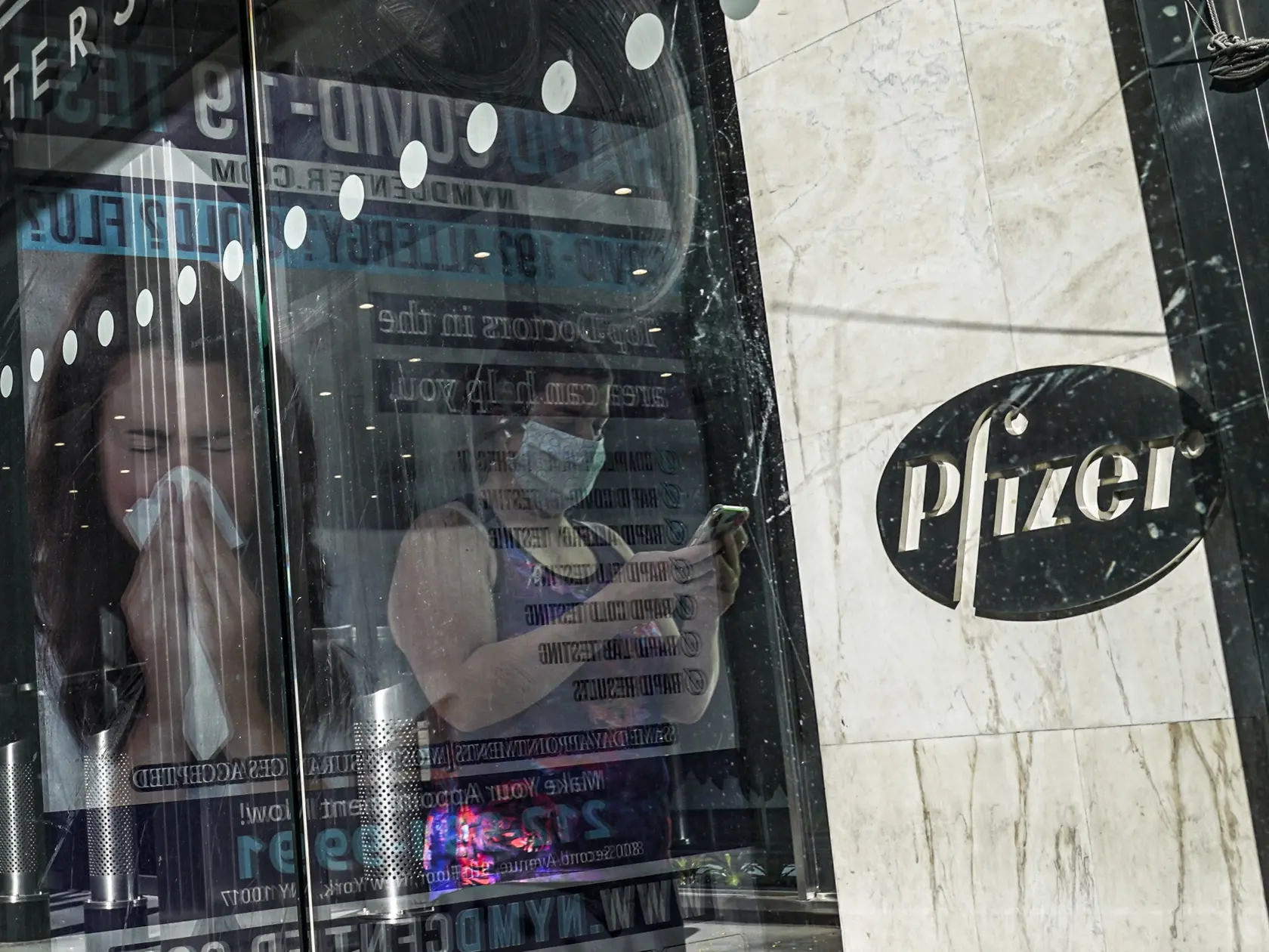 Americká spoločnosť Pfizer vo štvrtok oznámila, že za 5,3 miliardy dolárov dodá americkej vláde svoj experimentálny liek proti ochoreniu COVID-19 Paxlovid v množstve použiteľnom na 10 miliónov liečebných cyklov.