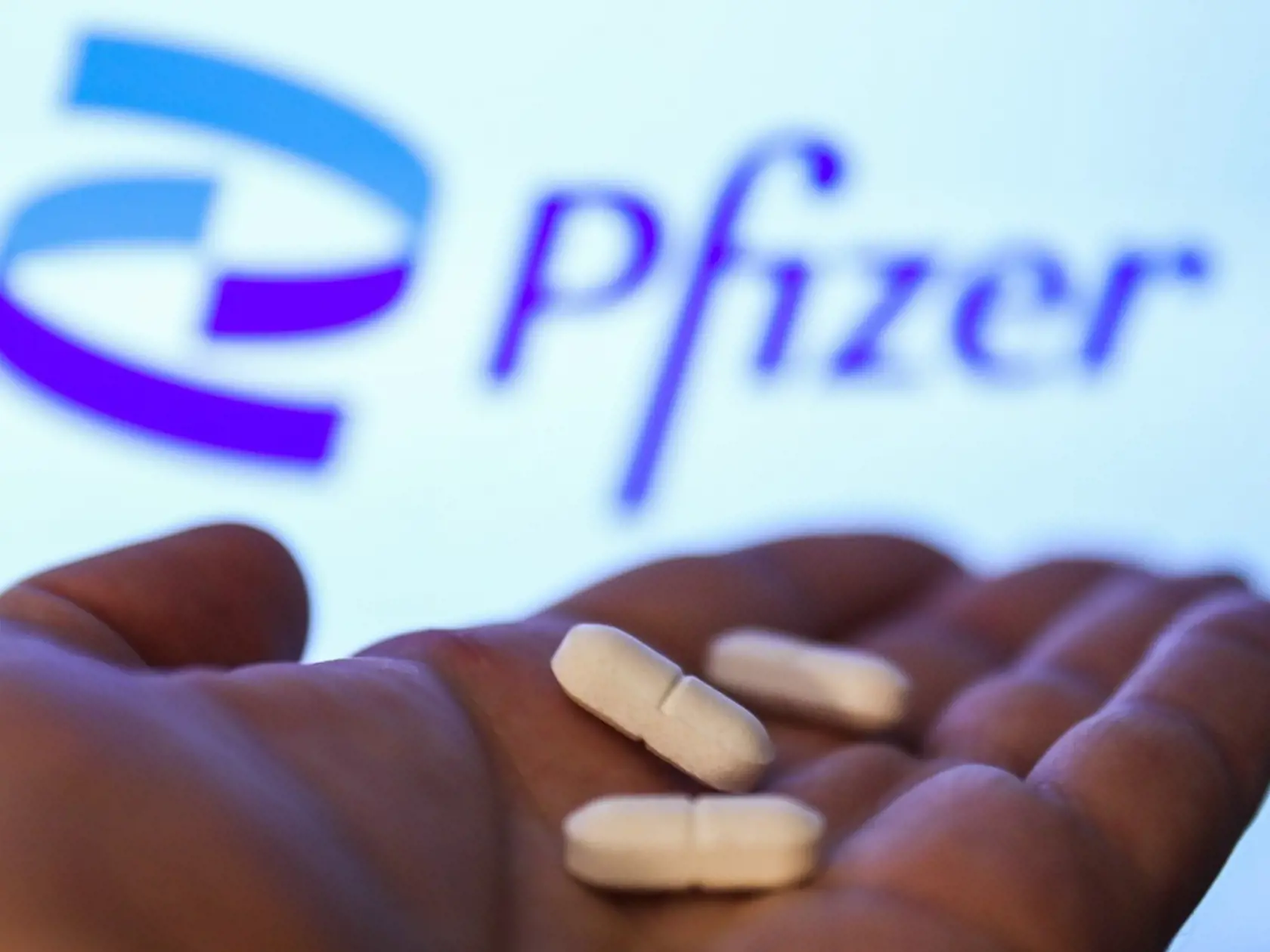 Americká spoločnosť Pfizer vo štvrtok oznámila, že za 5,3 miliardy dolárov dodá americkej vláde svoj experimentálny liek proti ochoreniu COVID-19 Paxlovid v množstve použiteľnom na 10 miliónov liečebných cyklov.