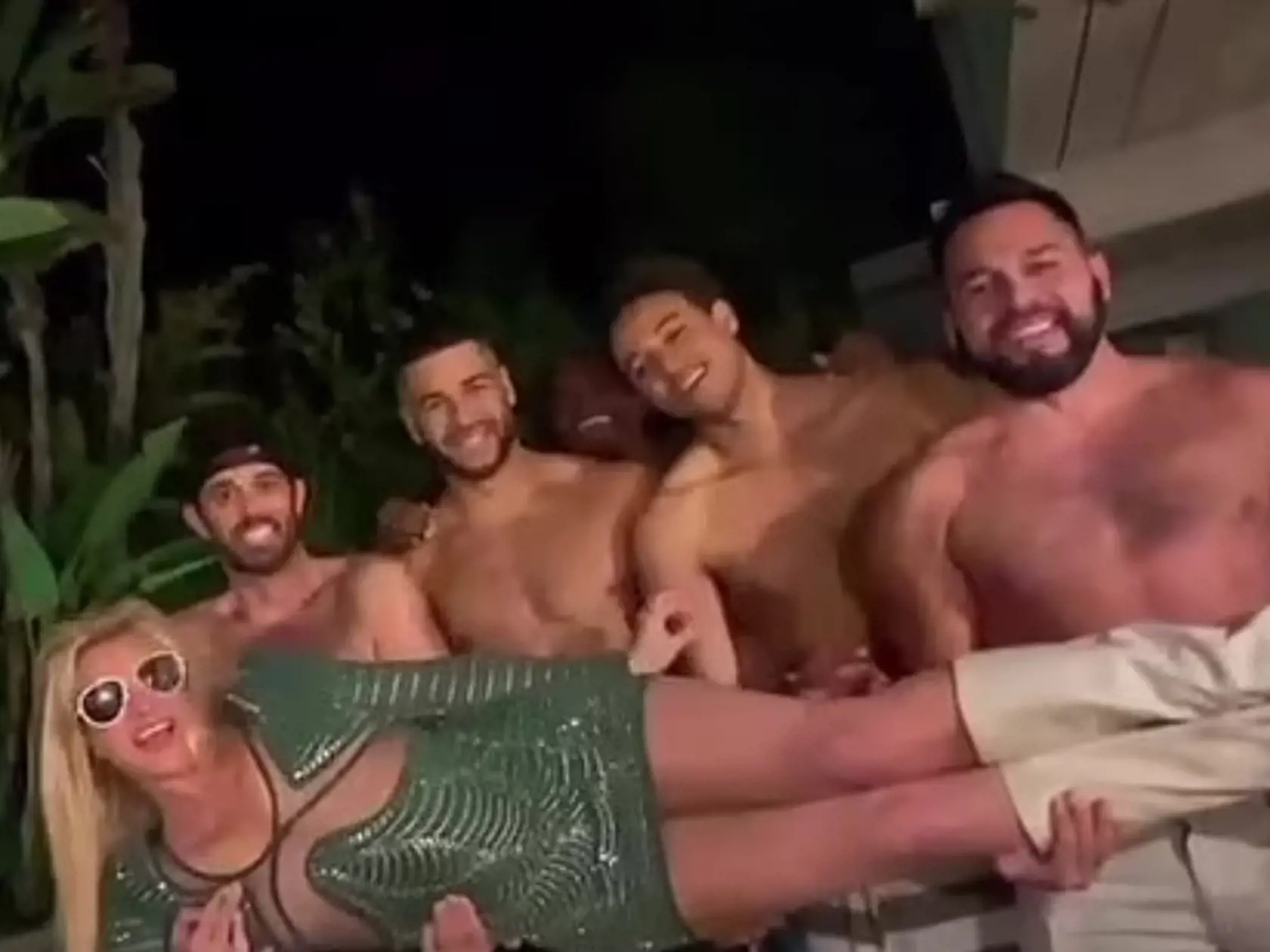 Pikantné zábery po ohlásení rozvodu: podľa jej slov sa s chlapcami celú noc hrala.