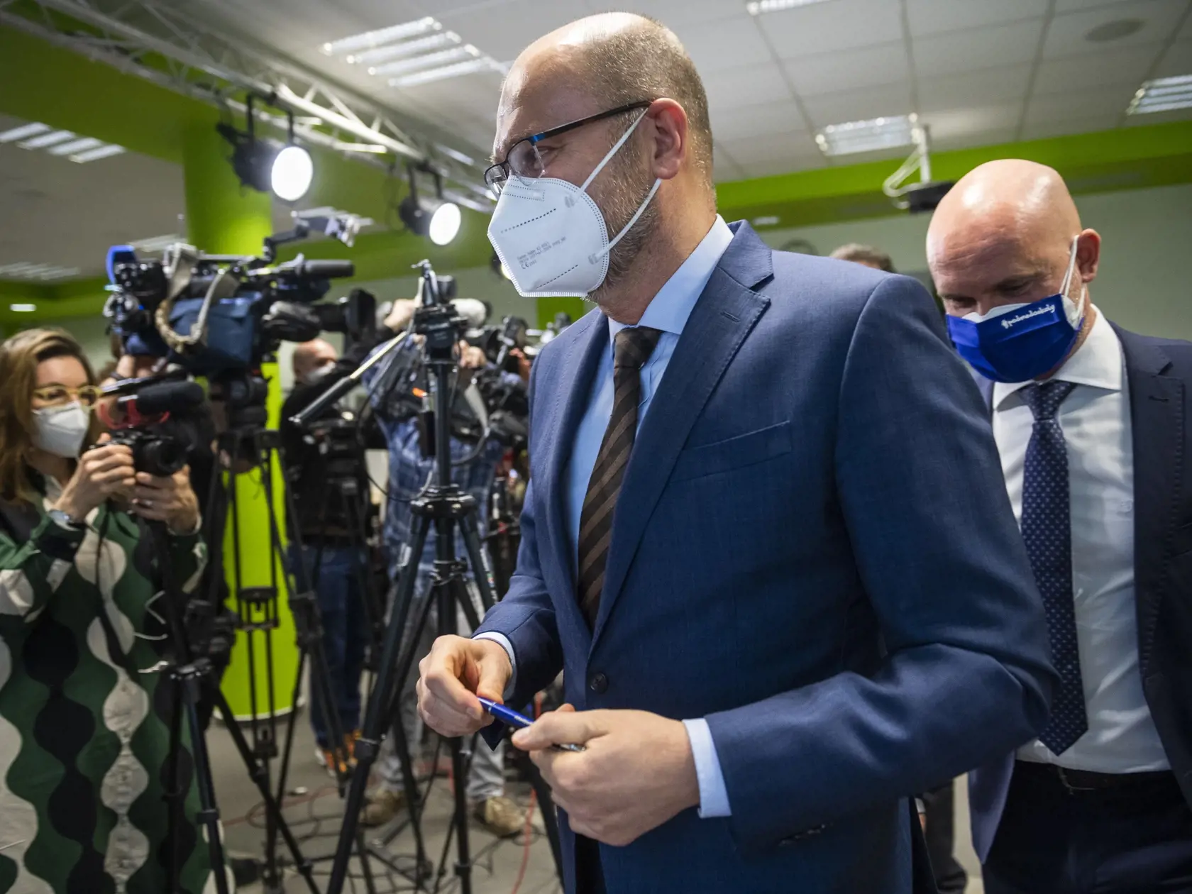 Predseda SaS, podpredseda vlády SR a minister hospodárstva SR Richard Sulík (druhý zľava) odchádza po tlačovej konferencii, na ktorej informoval o tom, že podal demisiu v Bratislave 22. marca 2021. Vpravo minister školstva, vedy, výskumu a športu SR Branislav Gröhling.