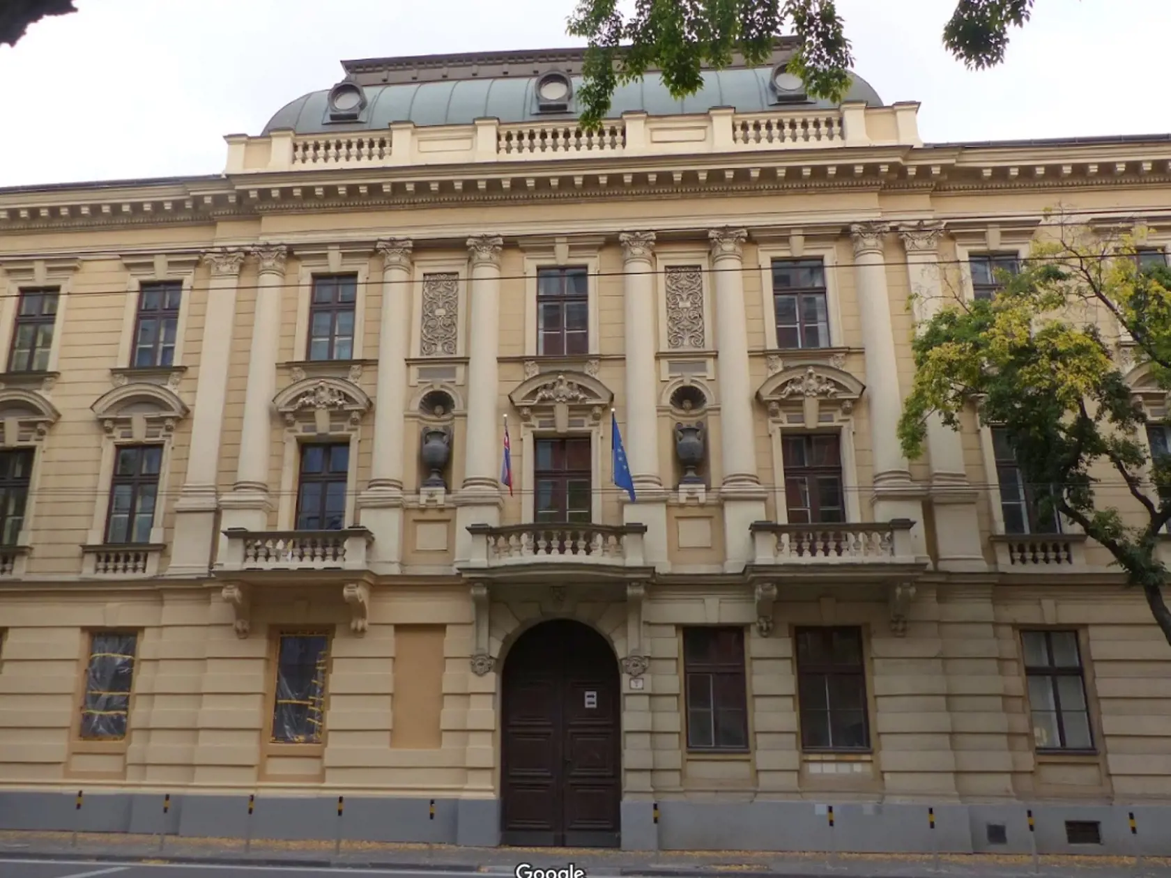Zuzana Čaputová dočasne sídli v Karáčoniho paláci. Ten patrí pod prezidentskú kanceláriu. Takto vyzerá z ulice.