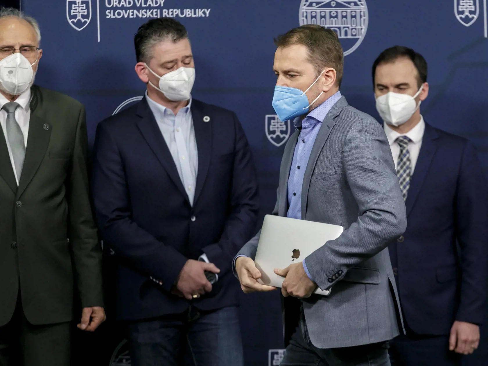 Na snímke druhý sprava predseda vlády SR Igor Matovič počas tlačového vyhlásenia hnutia OĽANO k aktuálnej politickej situácii v Bratislave 21. marca 2021.