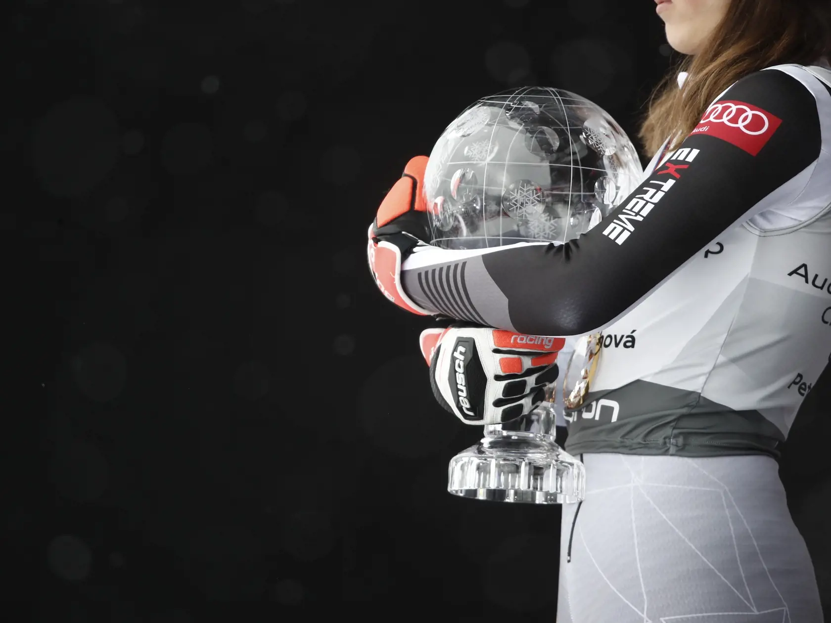 JB 79 Lenzerheide - Slovenská lyžiarka Petra Vlhová drží veľký kryštáľový glóbus za celkové prvenstvo Svetového pohára v alpskom lyžovaní vo švajčiarskom Lenzerheide 21. marca 2021. FOTO TASR/AP

Slovakia's Petra Vlhova holds the trophy of the alpine ski, women's World Cup overall title, in Lenzerheide, Switzerland, Sunday, March 21, 2021. (AP Photo/Gabriele Facciotti)