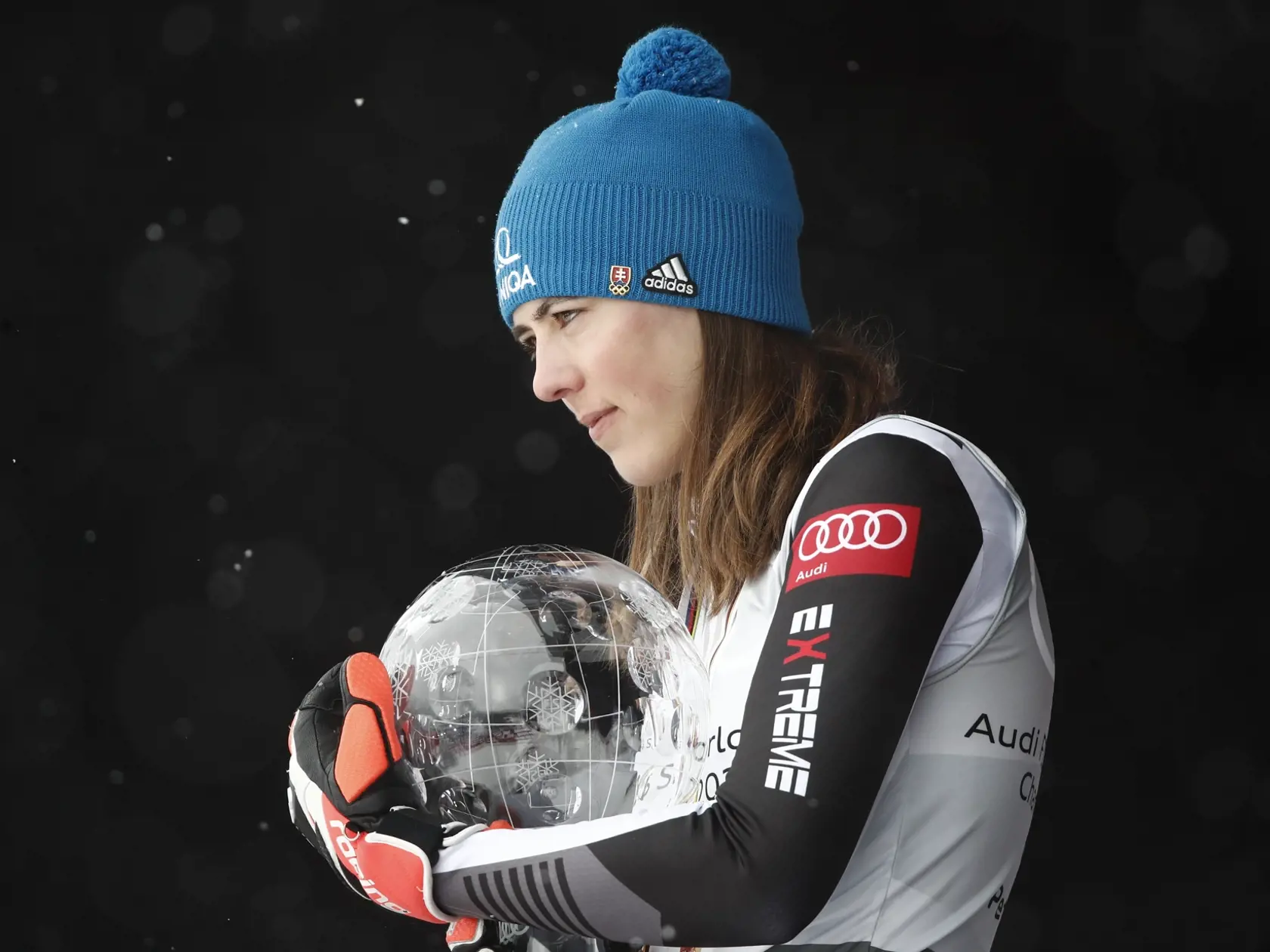 JB 76 Lenzerheide - Slovenská lyžiarka Petra Vlhová drží veľký kryštáľový glóbus za celkové prvenstvo Svetového pohára v alpskom lyžovaní vo švajčiarskom Lenzerheide 21. marca 2021. FOTO TASR/AP

Slovakia's Petra Vlhova holds the trophy of the alpine ski, women's World Cup overall title, in Lenzerheide, Switzerland, Sunday, March 21, 2021. (AP Photo/Gabriele Facciotti)