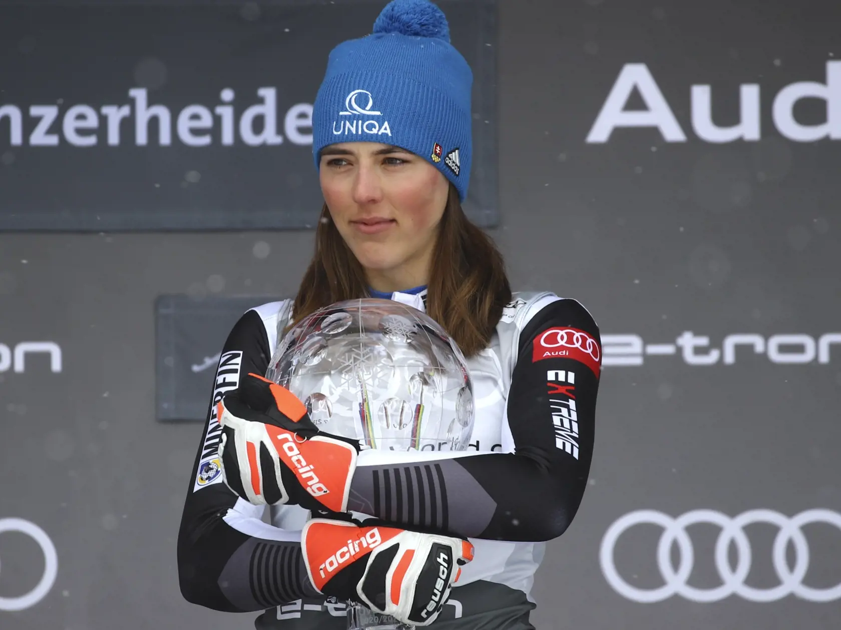 JB 83 Lenzerheide - Slovenská lyžiarka Petra Vlhová drží veľký kryštáľový glóbus za celkové prvenstvo Svetového pohára v alpskom lyžovaní vo švajčiarskom Lenzerheide 21. marca 2021. FOTO TASR/AP

Slovakia's Petra Vlhova holds the trophy of the alpine ski, women's World Cup overall title, in Lenzerheide, Switzerland, Sunday, March 21, 2021. (AP Photo/Marco Trovati)