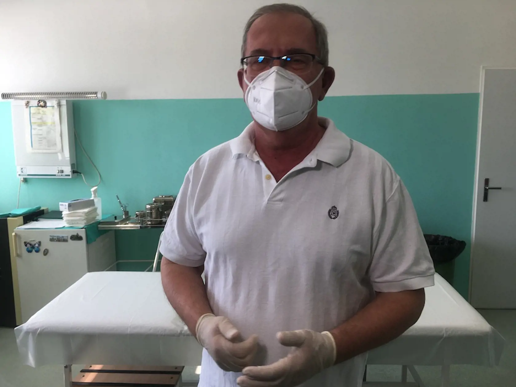 Chirurg Peter Bandura z Prešova nechápe, ako môže štát od neho pýtať peniaze za humanitárnu pomoc v podobe ochranných rúšok v čase, keď u nás zúri koronavírus a štát mu nevie ochranné pomôcky zabezpečiť.