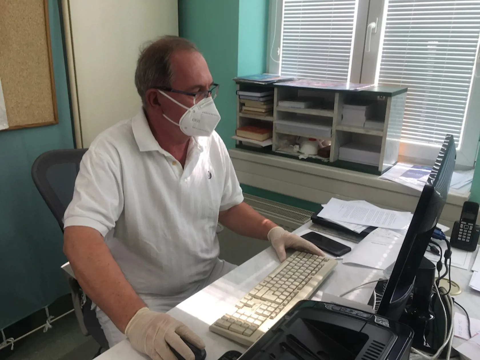 Doktor Peter Bandura spolupracuje s čínskymi kolegami na výskume v oblasti alternatívnej medicíny. Keď s koronavírusom bojovali jeho ázijskí kolegovia, pomohol im s ochrannými rúškami on. Teraz mu jeho pomoc opätovali.