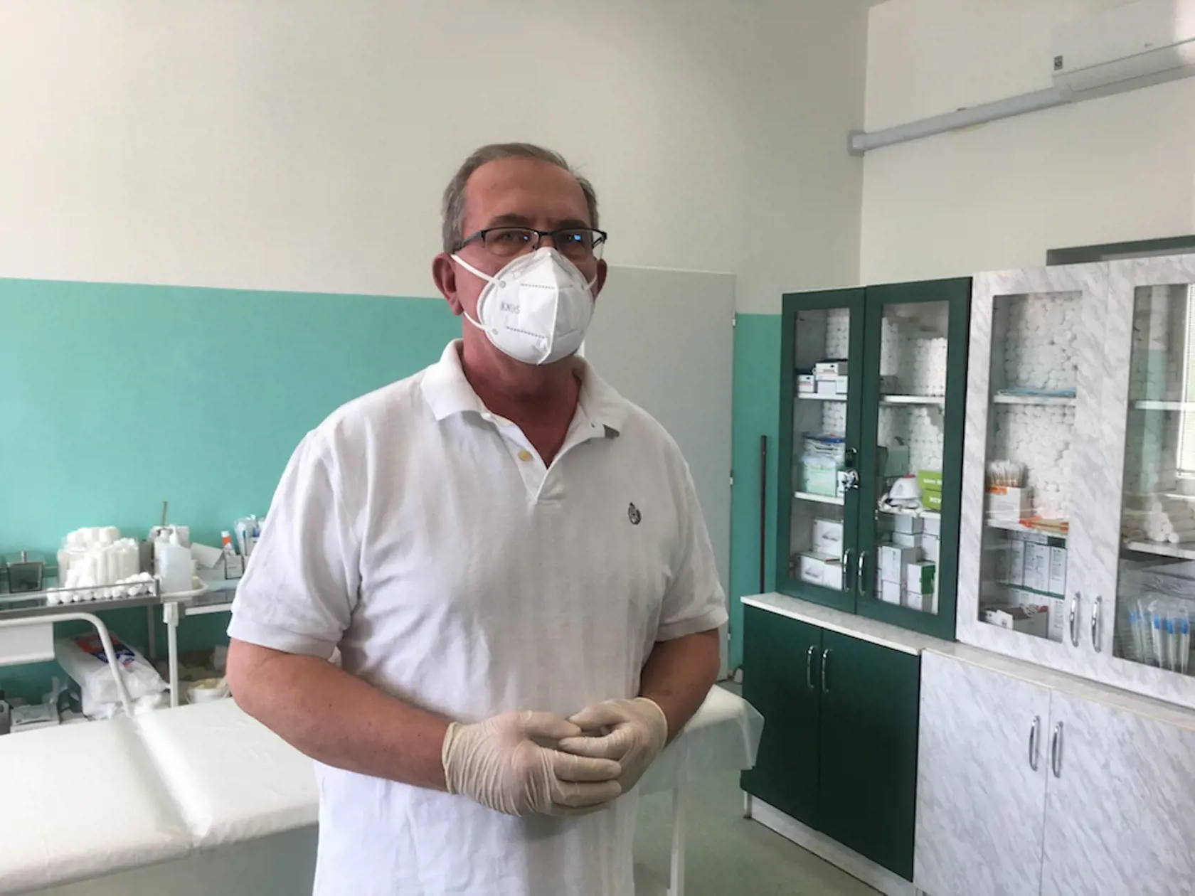 K chirurgovi Petrovi Bandurovi z Prešova sa od štátu cez samosprávny kraj dostali štyri ochranné rúška, preto si ich zháňal sám.