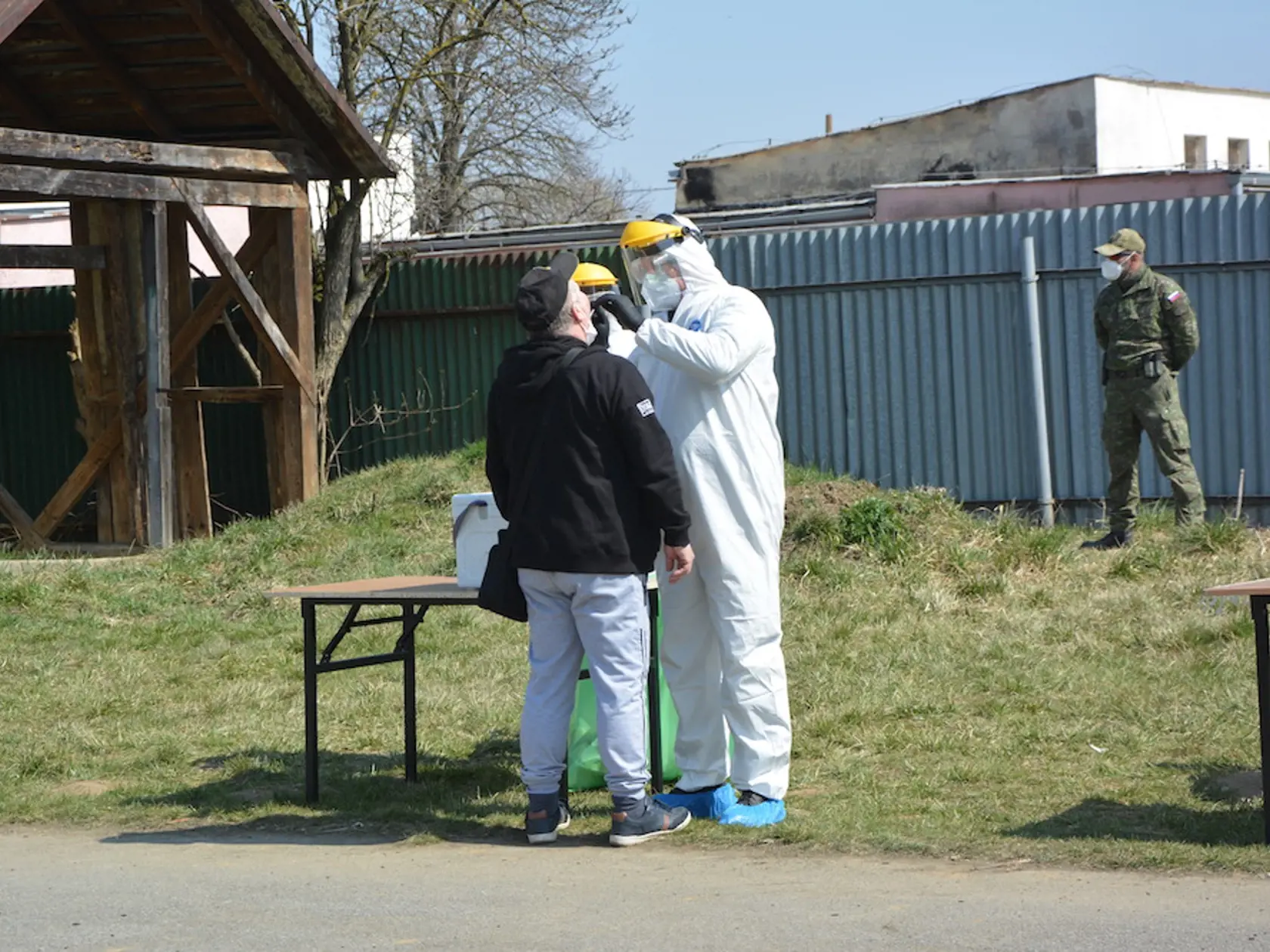 Odber biologického materiálu v areáli futbalového ihriska v Jarovniciach (okres Sabinov), ktoré je blízko rómskej osady.