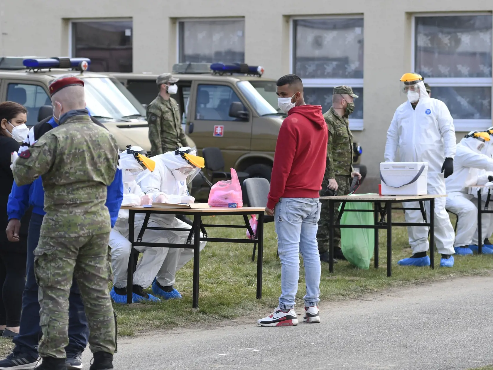 Príslušníci Ozbrojených síl SR odobrali klinické vzorky k testovaniu rómskych obyvateľov v obci Jarovnice v okrese Sabinov v rámci preventívnych opatrení k zamedzeniu šírenia koronavírusu. Odbery klinických vzoriek v prostredí marginalizovaných rómskych komunít začalo v piatok 3. apríla 2020 v Jarovniciach, ďalšie dni má pokračovať aj v iných lokalitách. Jarovnice 3. apríla 2020. FOTO TASR – Milan Kapusta