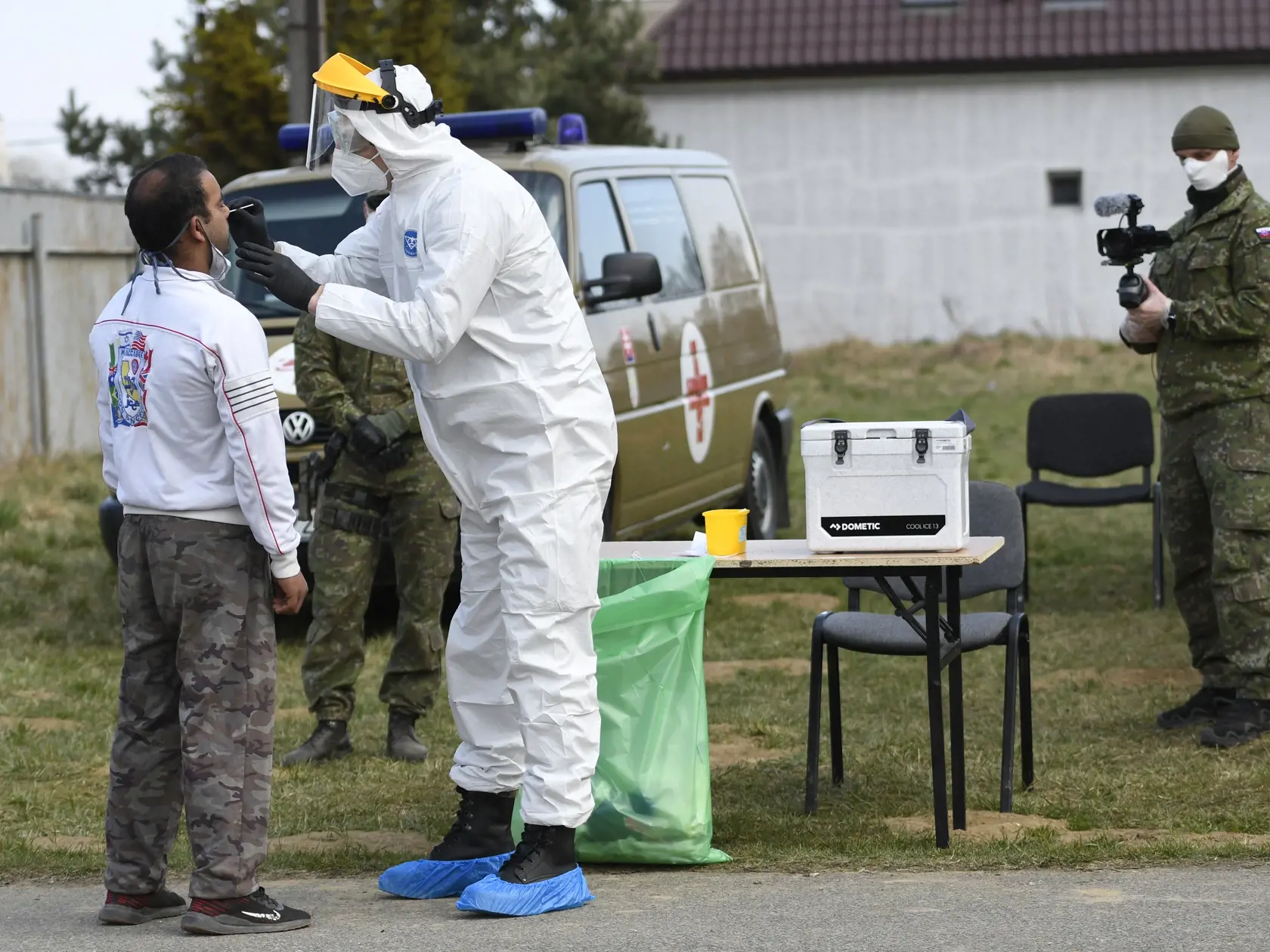 Príslušníci Ozbrojených síl SR odobrali klinické vzorky k testovaniu rómskych obyvateľov v obci Jarovnice v okrese Sabinov v rámci preventívnych opatrení k zamedzeniu šírenia koronavírusu. Odbery klinických vzoriek v prostredí marginalizovaných rómskych komunít začalo v piatok 3. apríla 2020 v Jarovniciach, ďalšie dni má pokračovať aj v iných lokalitách. Jarovnice 3. apríla 2020. FOTO TASR – Milan Kapusta