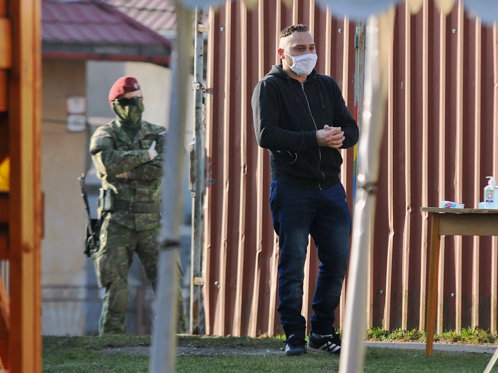 Na snímke muž čaká na klinický odber vzorky počas testovania rómskych obyvateľov v obci Smižany, okres Spišská Nová Ves v rámci preventívnych opatrení k zamedzeniu šírenia koronavírusu v sobotu 4. apríla 2020. FOTO TASR - Oliver Ondráš