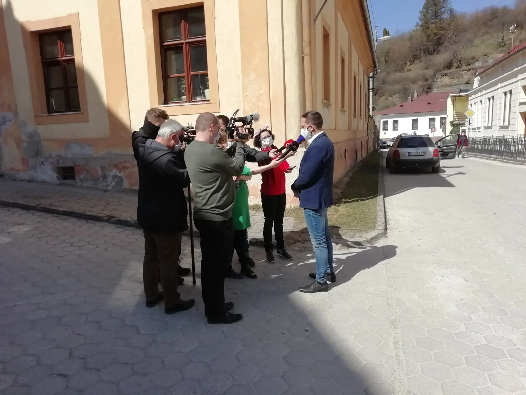 Primátor D. Tomaško poskytuje vyjadrenie.