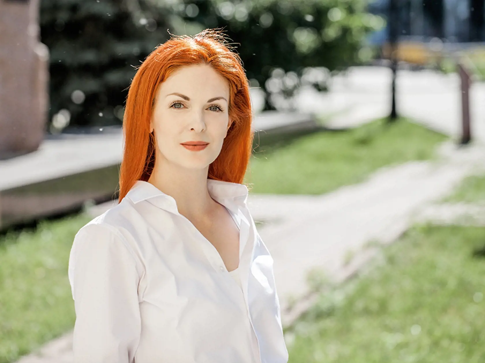 Silvia maľuje a počúva hudbu.