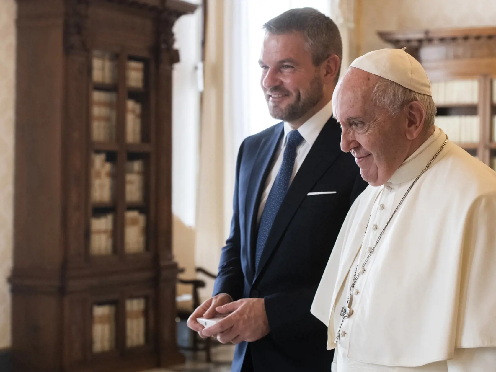 Pápež František (vpravo) a vtedajší slovenský premiér Peter Pellegrini počas súkromnej audiencie vo Vatikáne 9. decembra 2019.