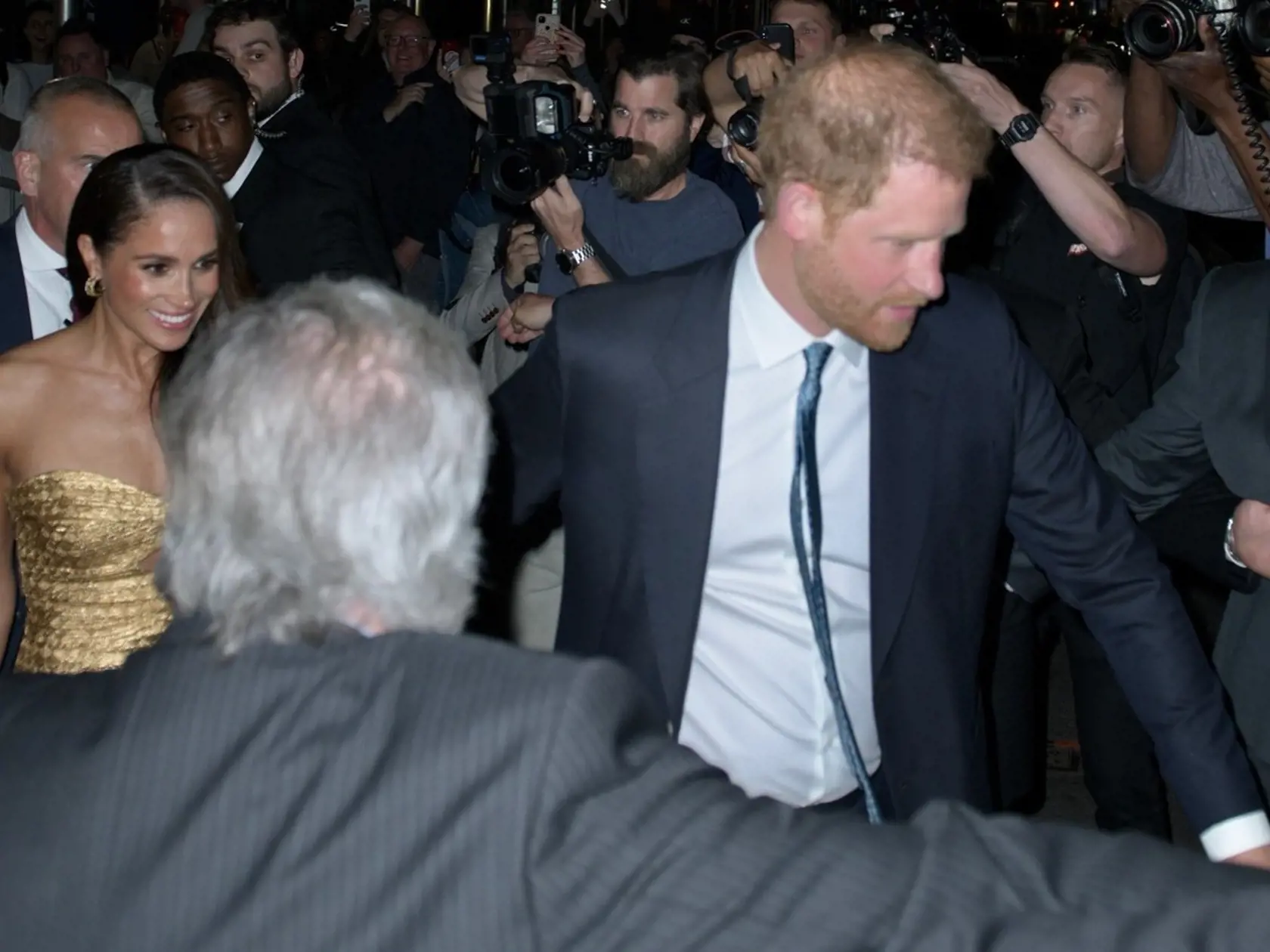 Harry vyzeral po boku Meghan ako jej ochranka.