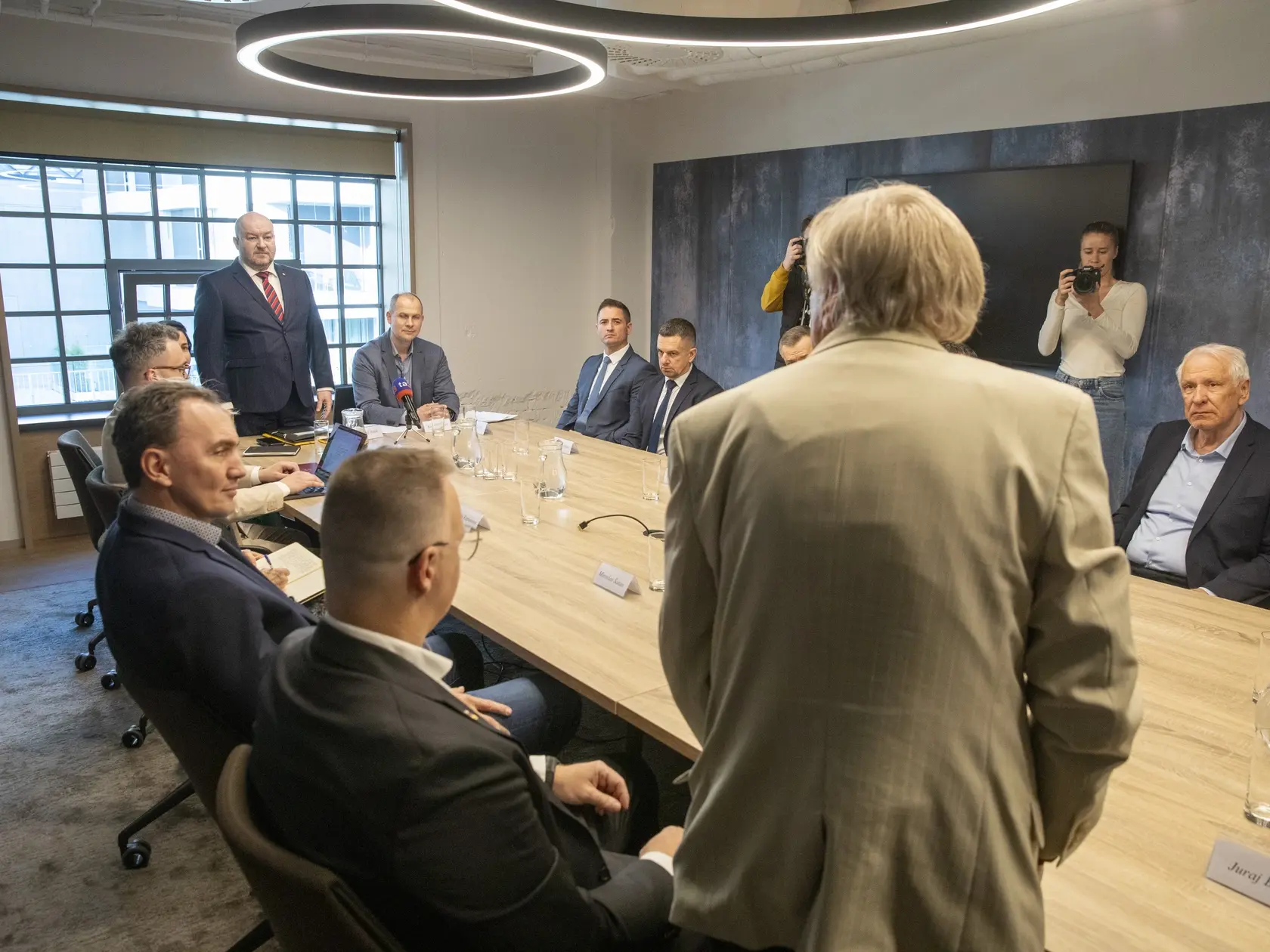Na snimke je prvé zasadnutie Rady pre šport ministra Cestovného ruchu a športu Rudolfa Huliaka.
Minister Rudolf Huliak predstavuje Radu ministra pre šport.