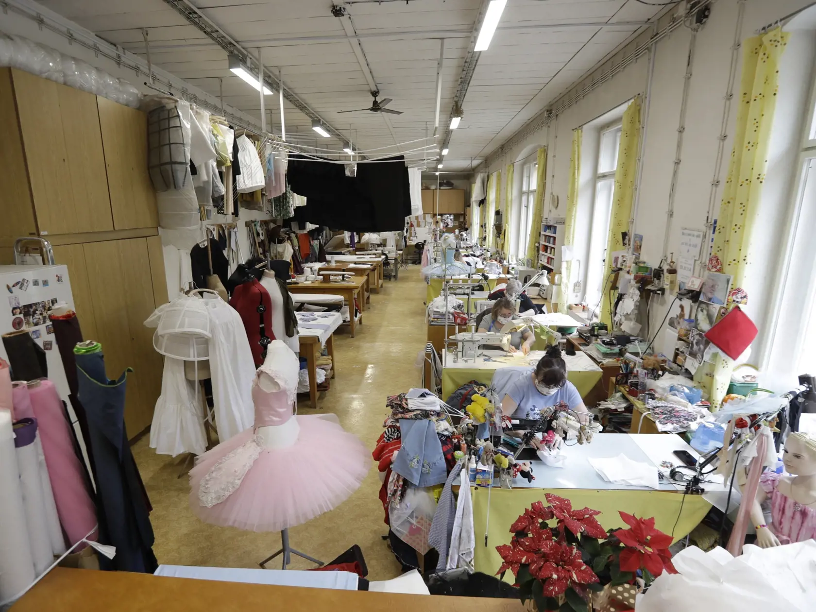 MIK 3 Praha - Zamestnanec Národného divadla v Prahe šije ochranné rúško v kostýmovej dielni, Praha, Česko, 19. marca 2020. Od štvrtka platí v Českej republike povinné zakrývanie úst a nosa, aby sa zabránilo šíreniu koronavírusu COVID-19. FOTO TASR/AP

An employee of the National Theater sews a face mask in a costume workshop in Prague, Czech Republic, Thursday, March 19, 2020. On Thursday Czech Republic has made it mandatory that all people must cover their mouths and noses in public to stem the